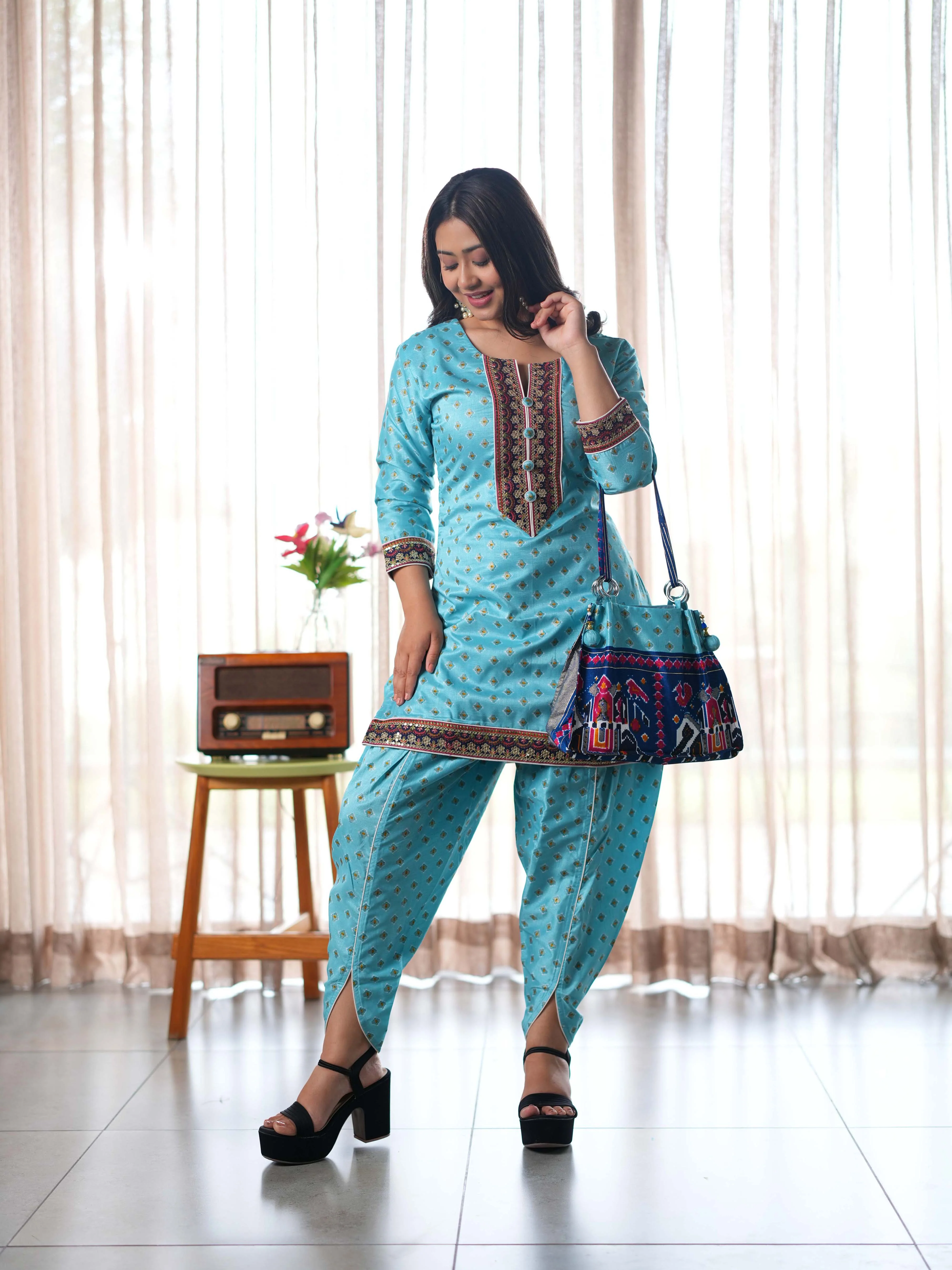 Elegant Blue Printed Cotton Suit Set with Coordinated Handbag - Image 4