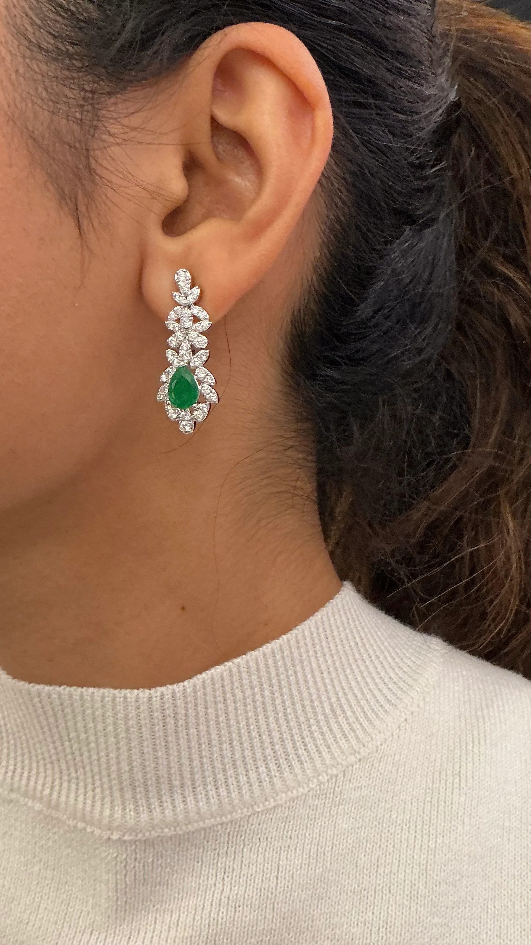 Elegant Emerald Green Pear Cut Crystal Necklace with Floral Halo - Image 2
