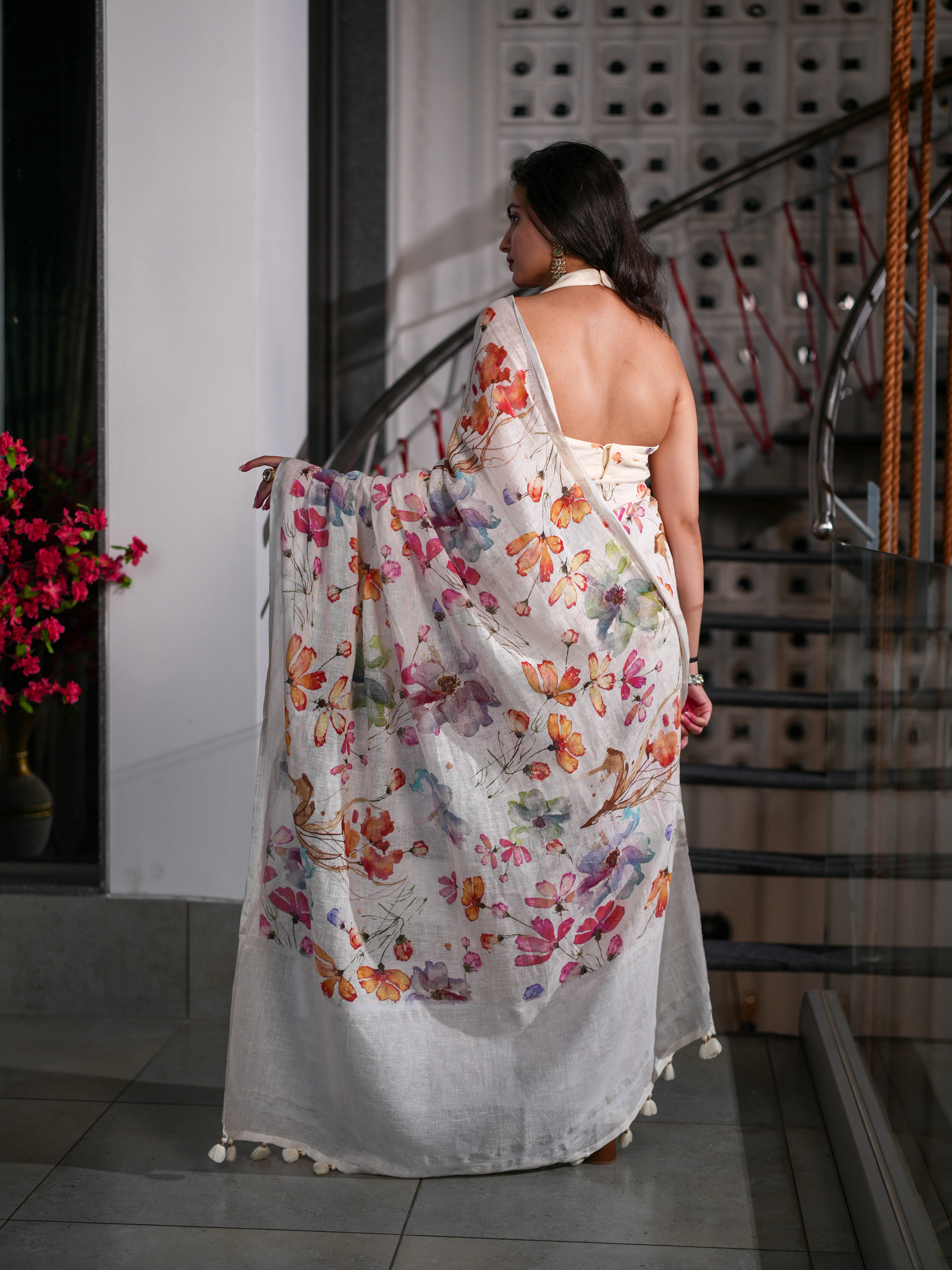 Elegant White Linen Saree with Vibrant Floral Watercolor Print Unstitched Blouse - Image 6