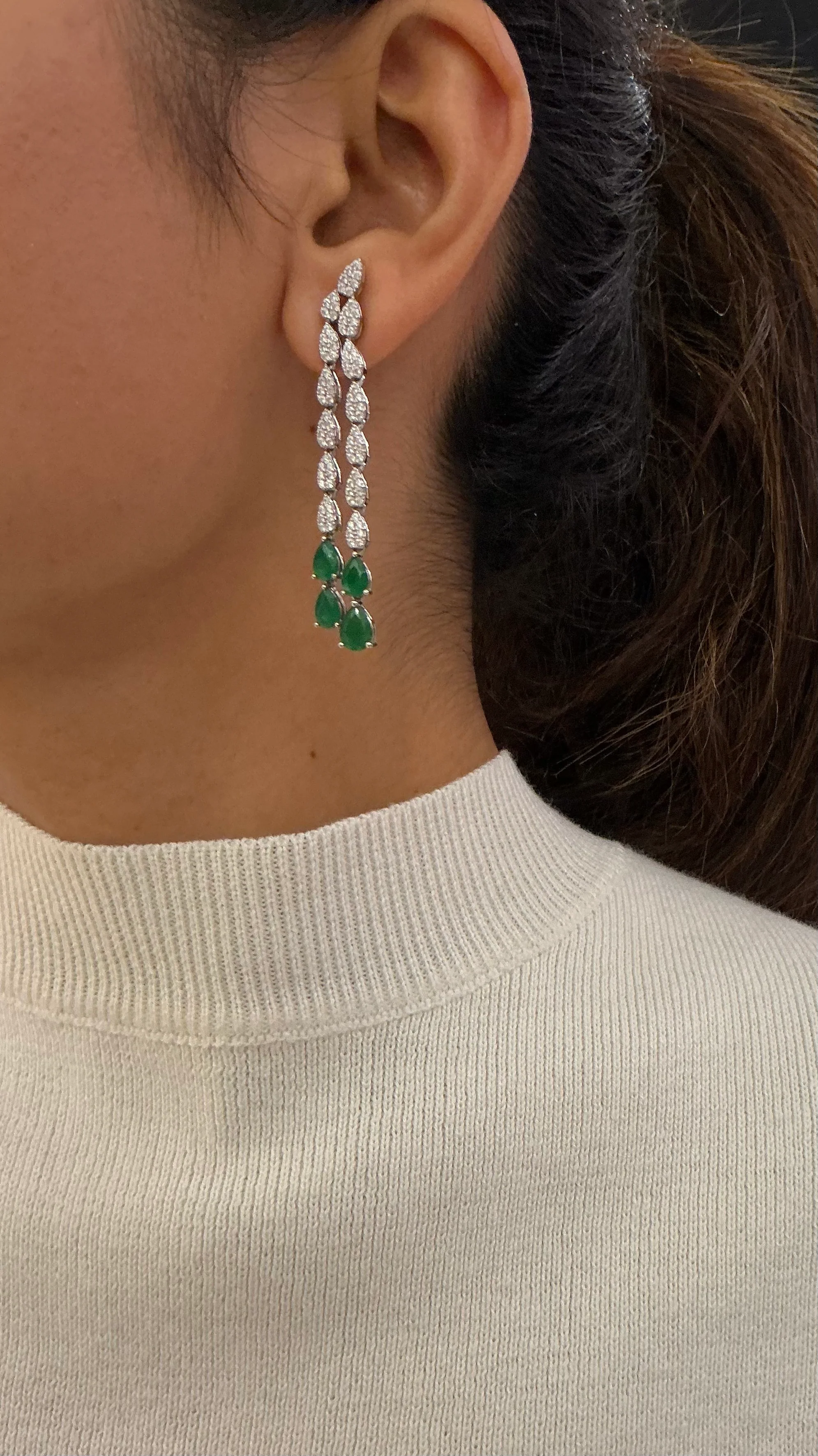 Emerald Green Asymmetrical Lariat Necklace with Pear Drop Clusters - Image 2