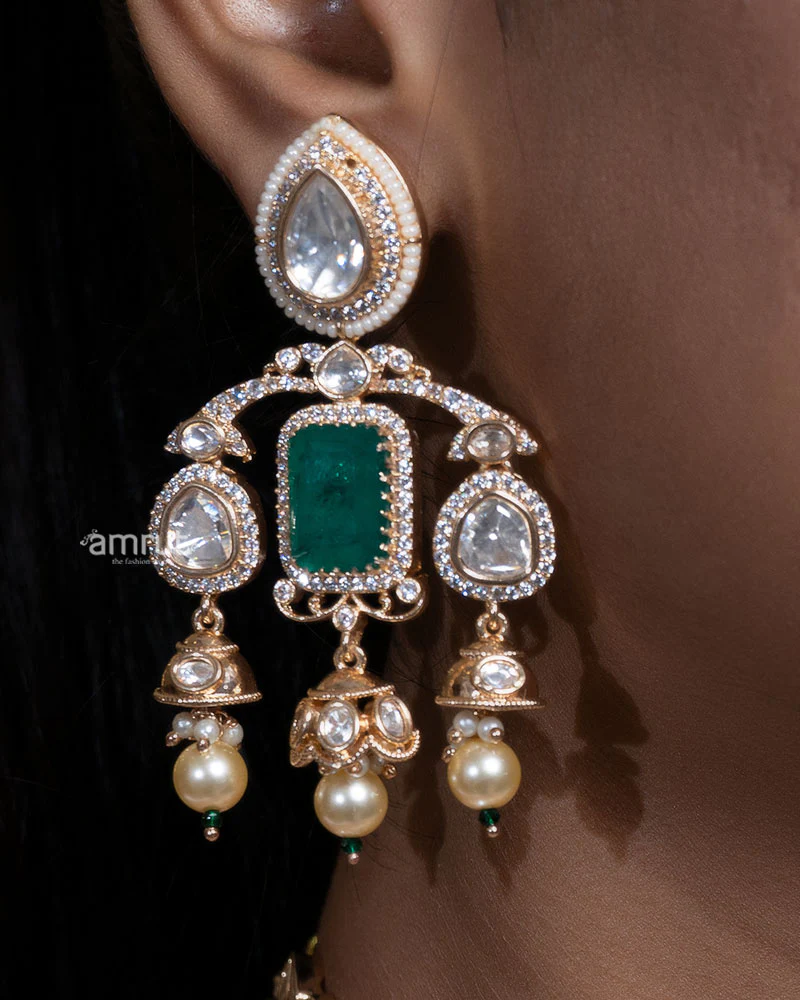 Emerald Green Kundan Choker Set with Pearls Earrings and Maang Tikka - Image 2
