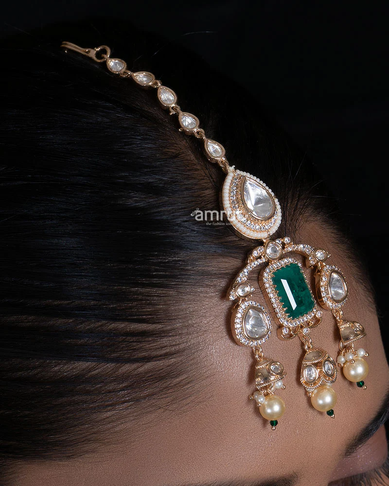 Emerald Green Kundan Choker Set with Pearls Earrings and Maang Tikka - Image 3