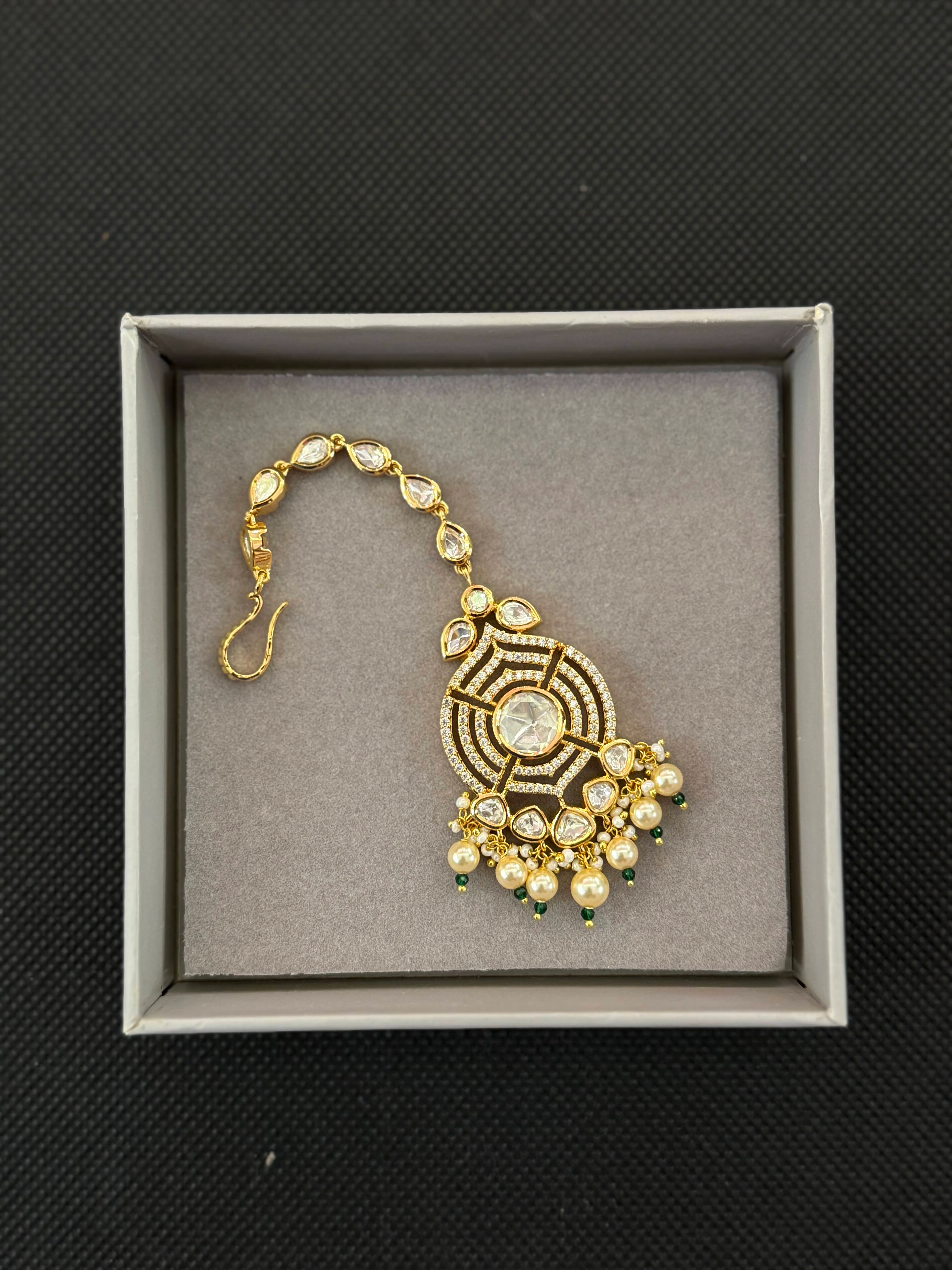 Exquisite Bridal Kundan Choker Set with Earrings & Maang Tikka - Image 3