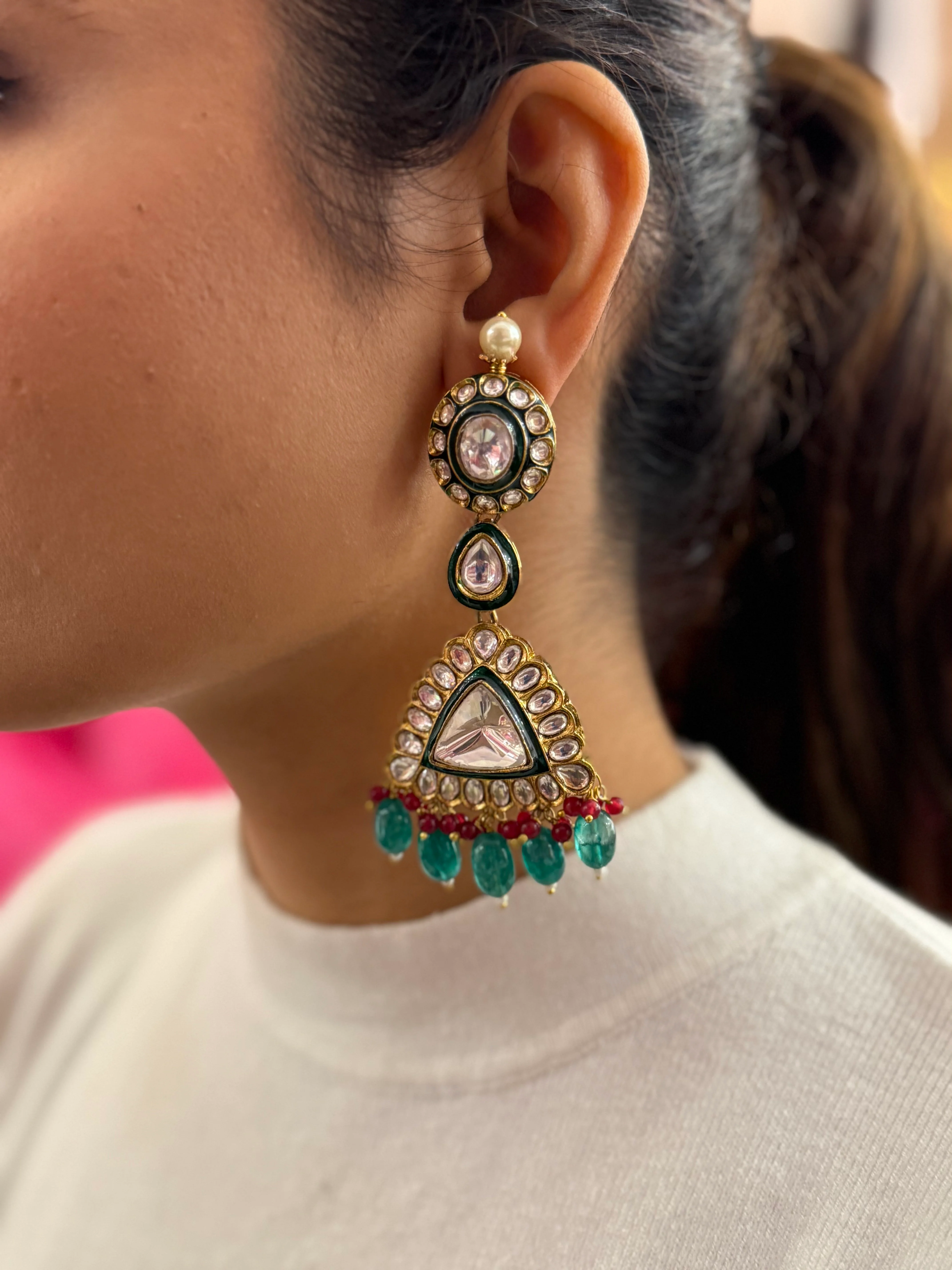 Exquisite Kundan & Emerald Bridal Choker Set with Maang Tikka - Image 2