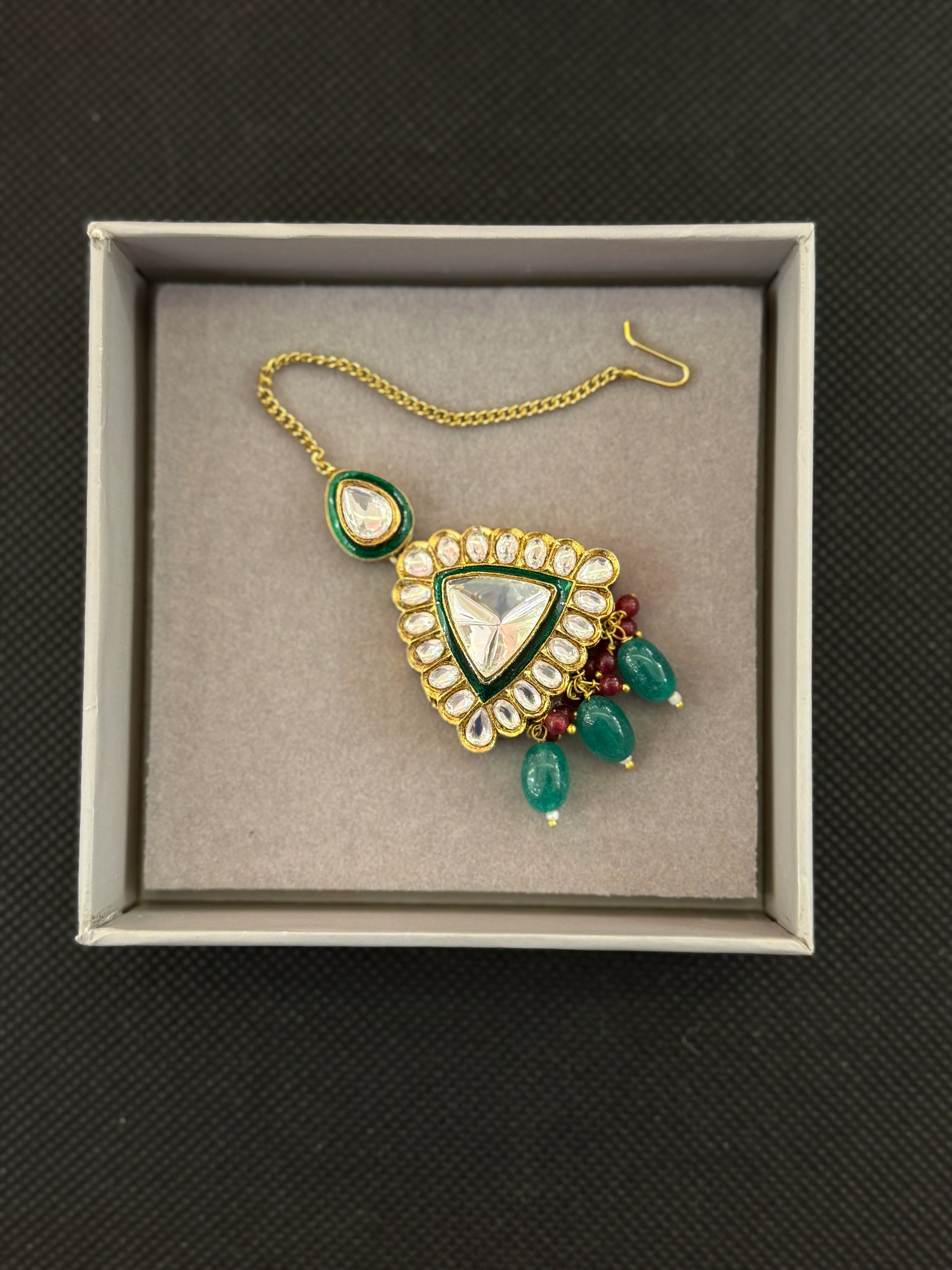 Exquisite Kundan & Emerald Bridal Choker Set with Maang Tikka - Image 3