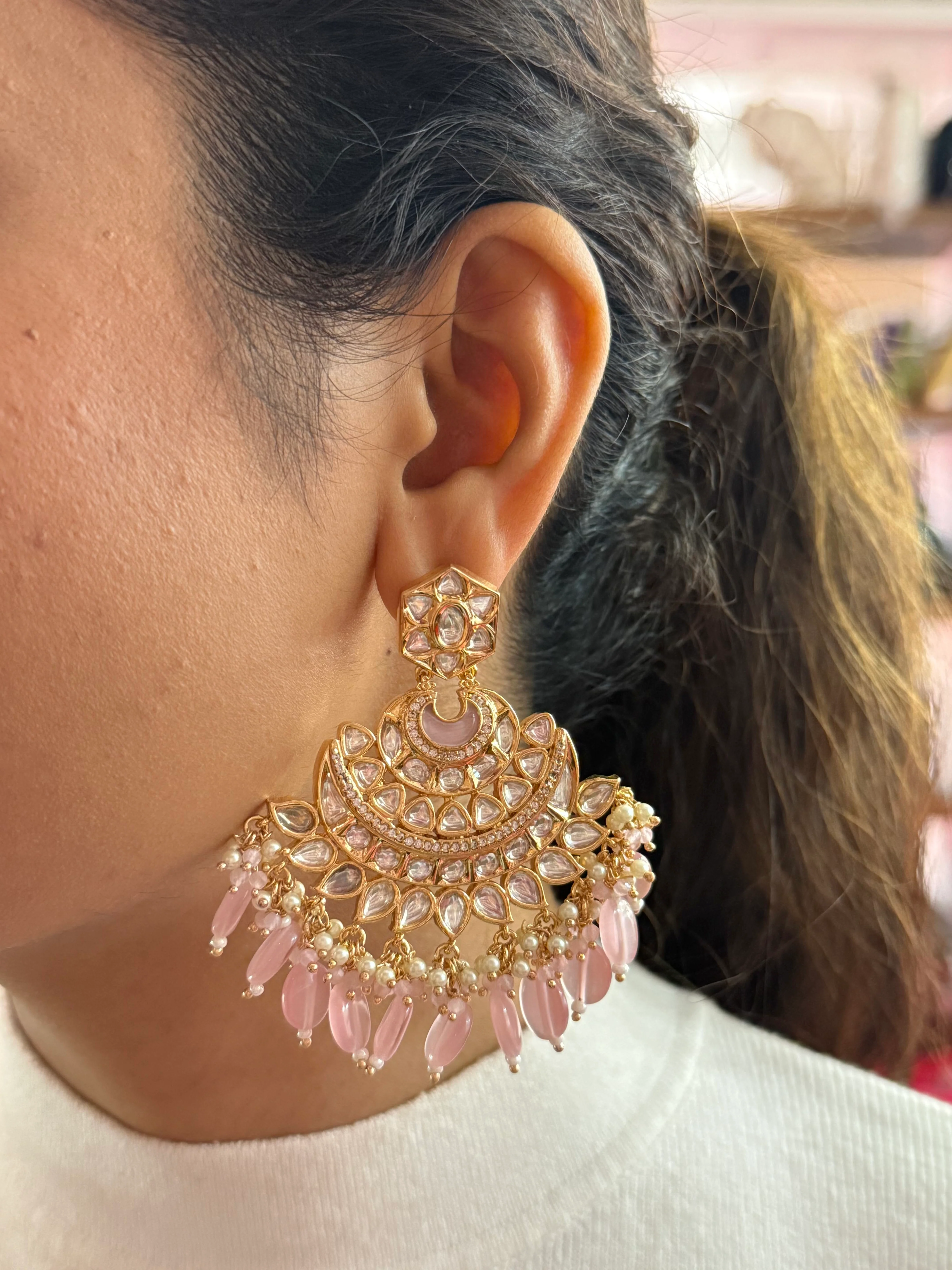 Gold-Plated Kundan Choker Necklace with Pink Bead Detailing & Matching Maang Tikka - Image 2