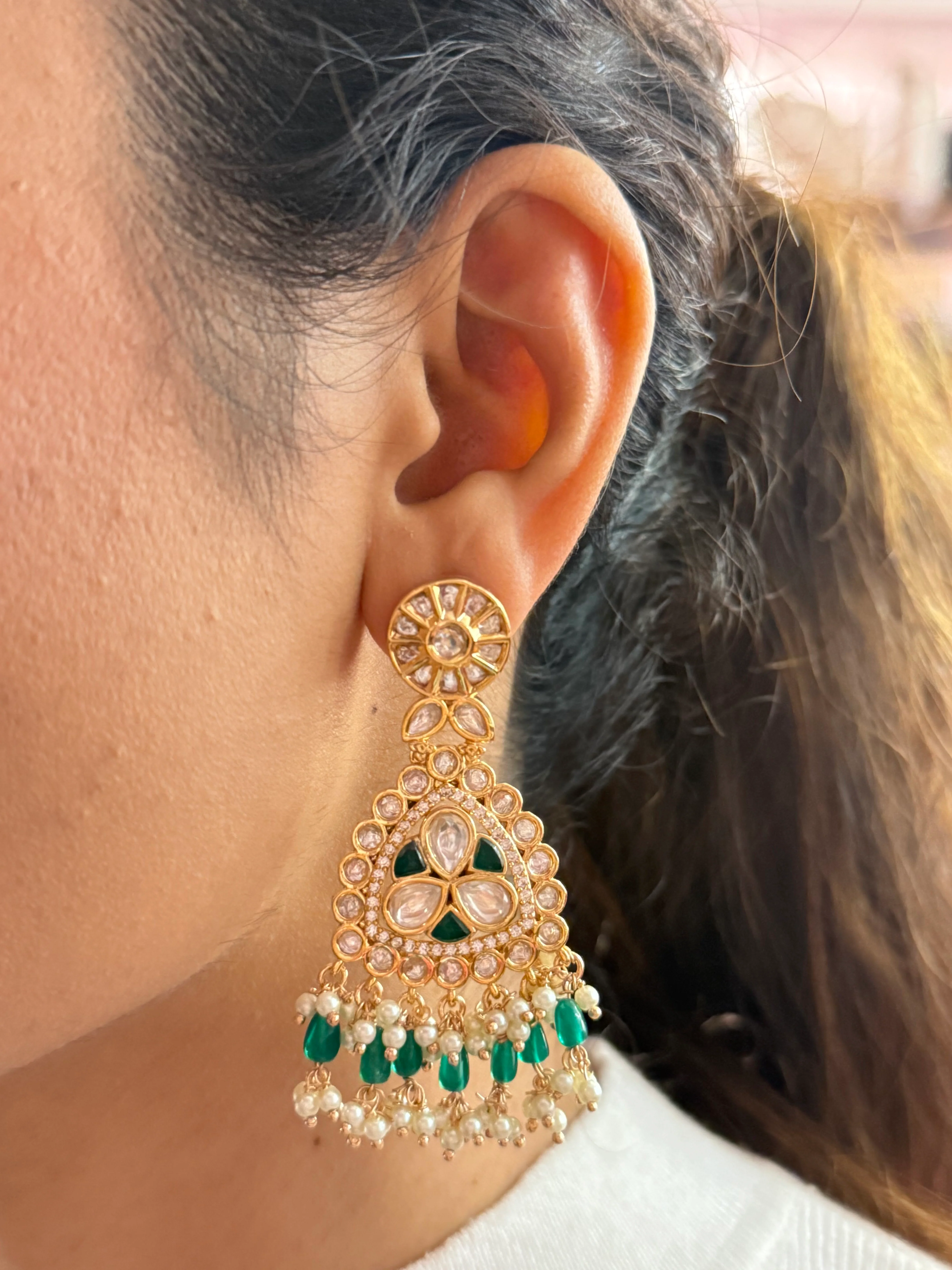 Gold-Plated Kundan & Emerald Green Stone Choker Necklace with Matching Maang Tikka - Image 2