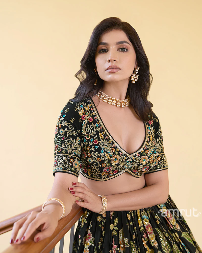 Golden Crystal Necklace Set with Matching Maang Tikka - Image 4