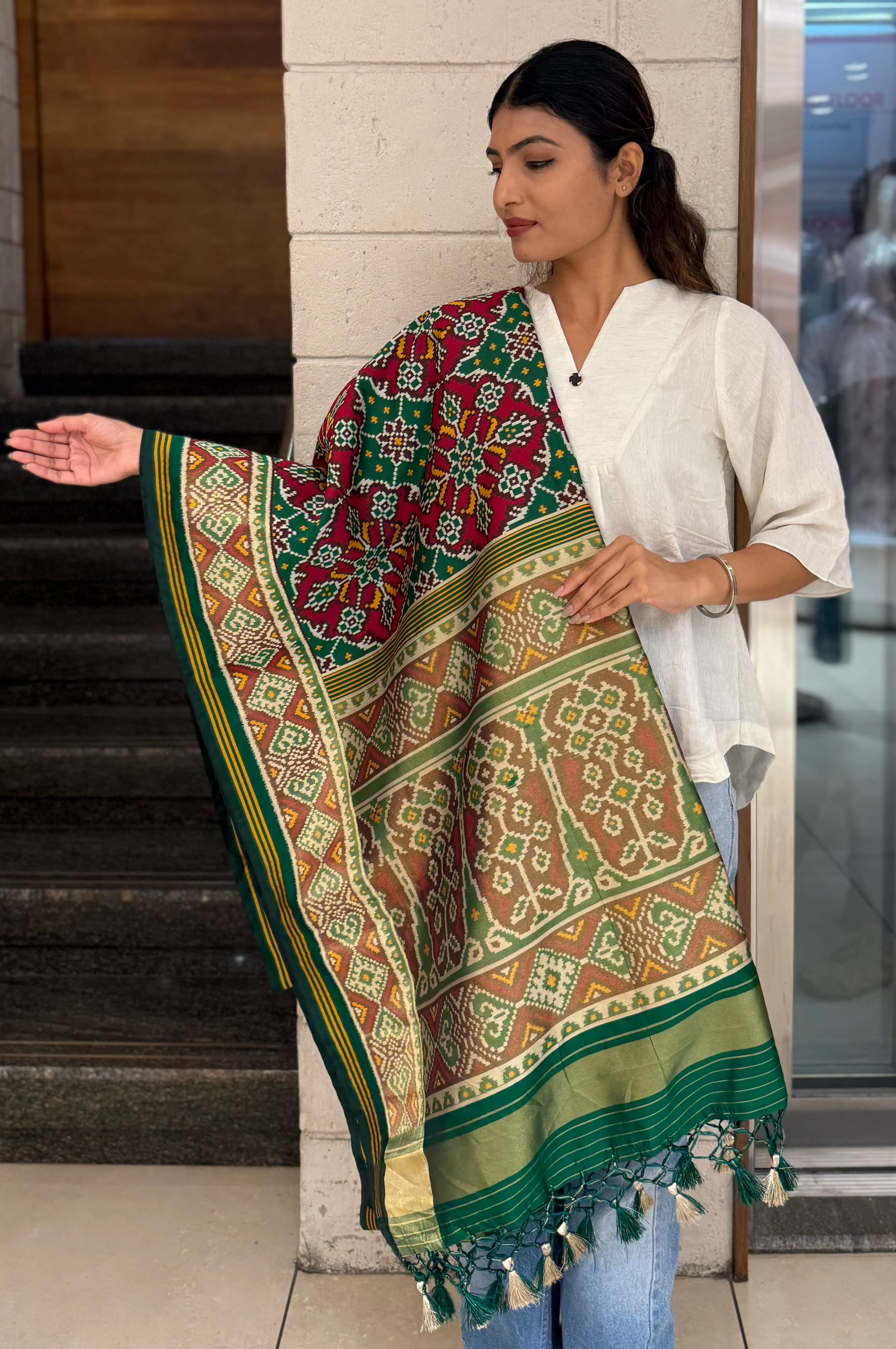 Green Nari Phool Bhat Patola Saree – Traditional Double Ikat Inspired Weaving - Image 3