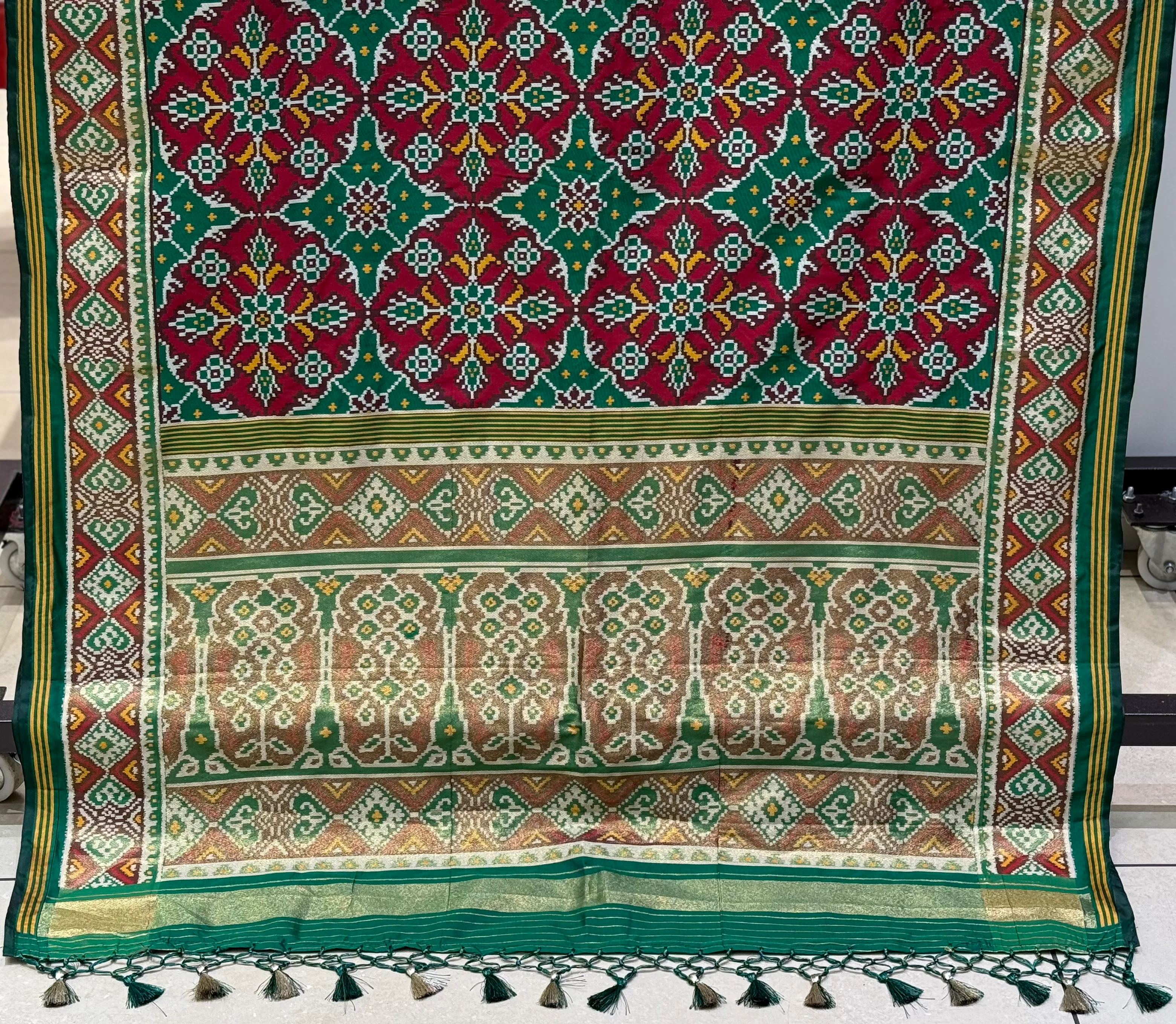 Green Nari Phool Bhat Patola Saree – Traditional Double Ikat Inspired Weaving - Image 5