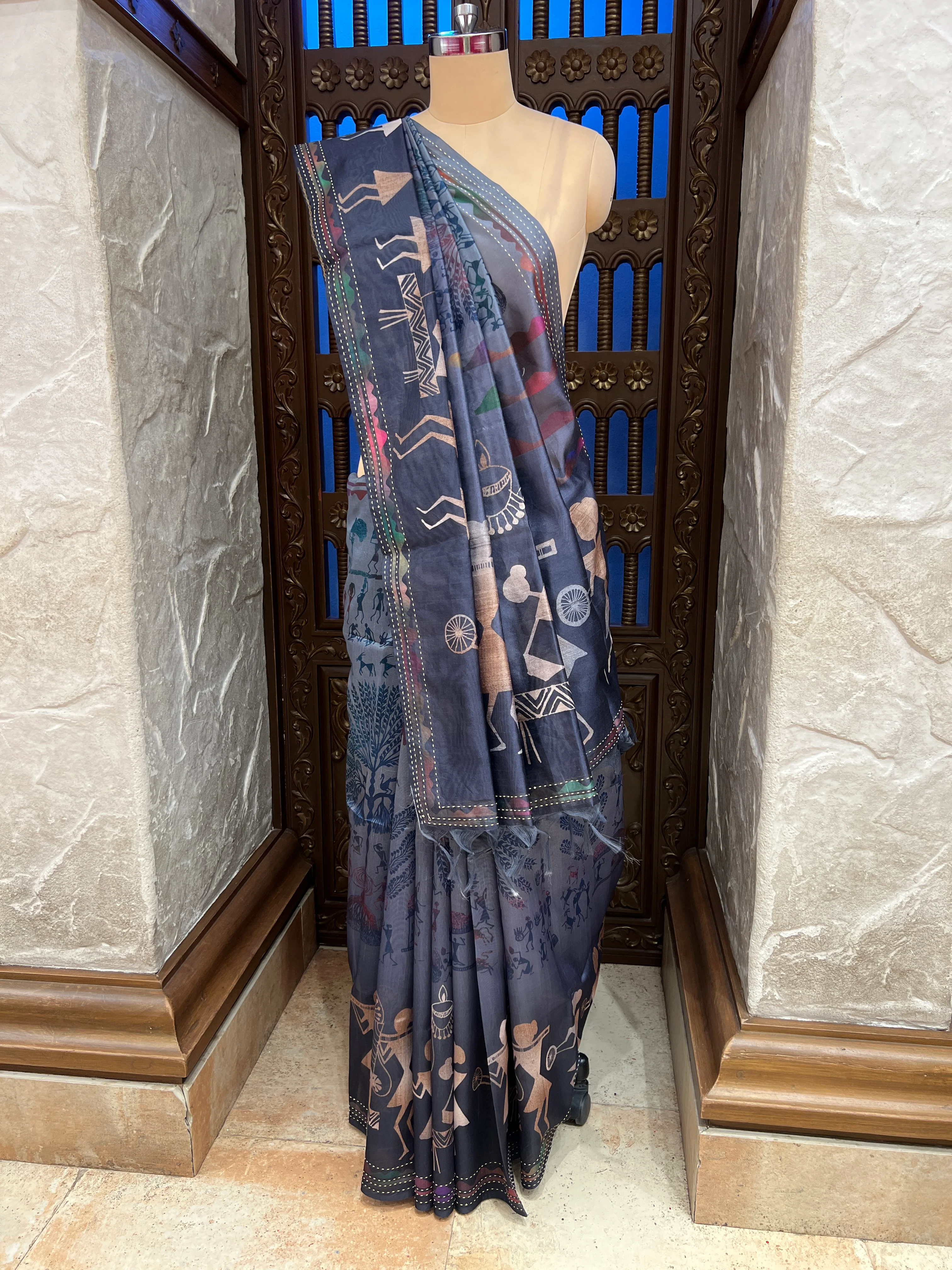 Charcoal Grey PV Cotton Khadi Saree with Traditional Warli Prints Unstitched Blouse - Image 4