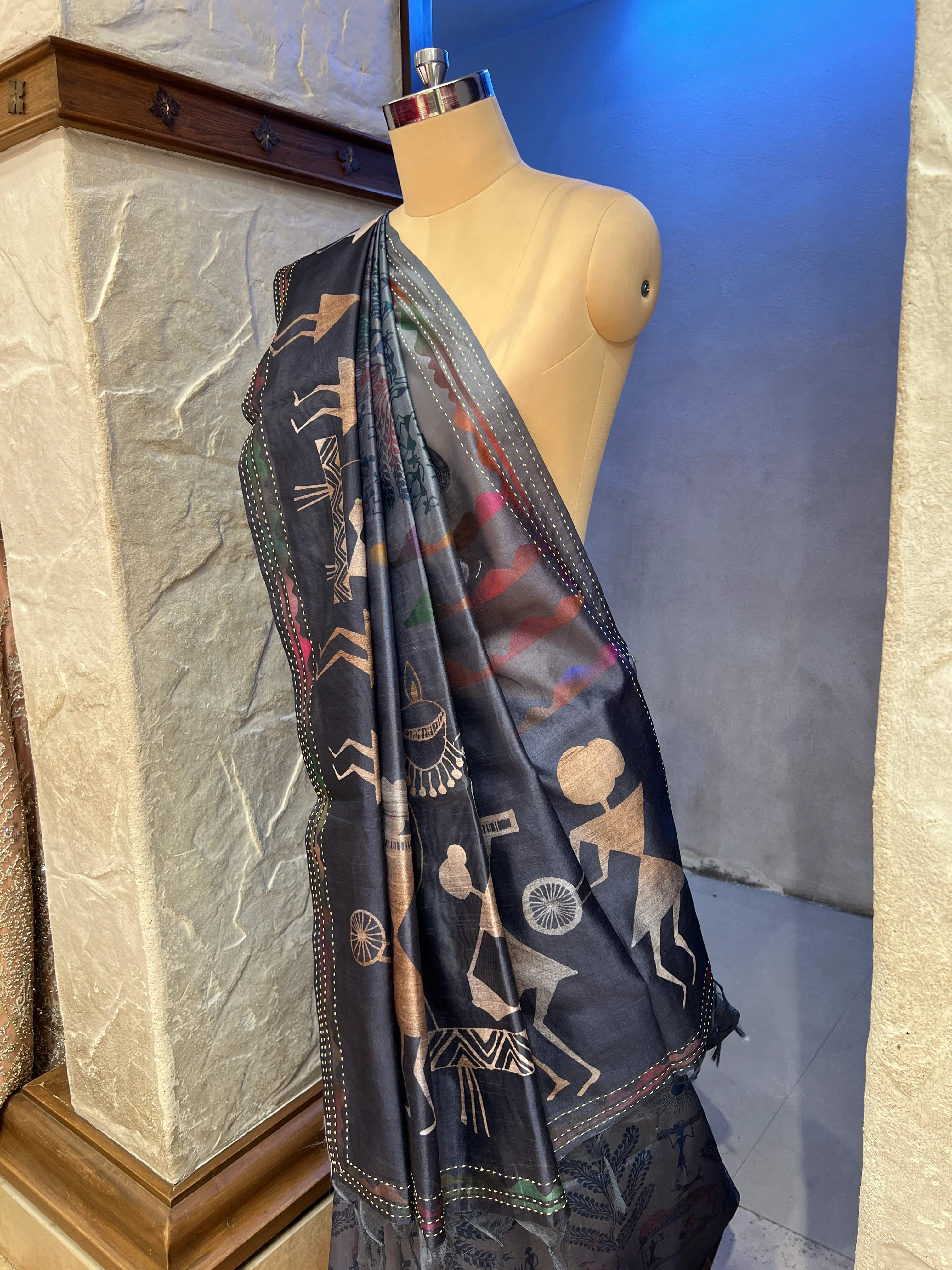 Charcoal Grey PV Cotton Khadi Saree with Traditional Warli Prints Unstitched Blouse - Image 5