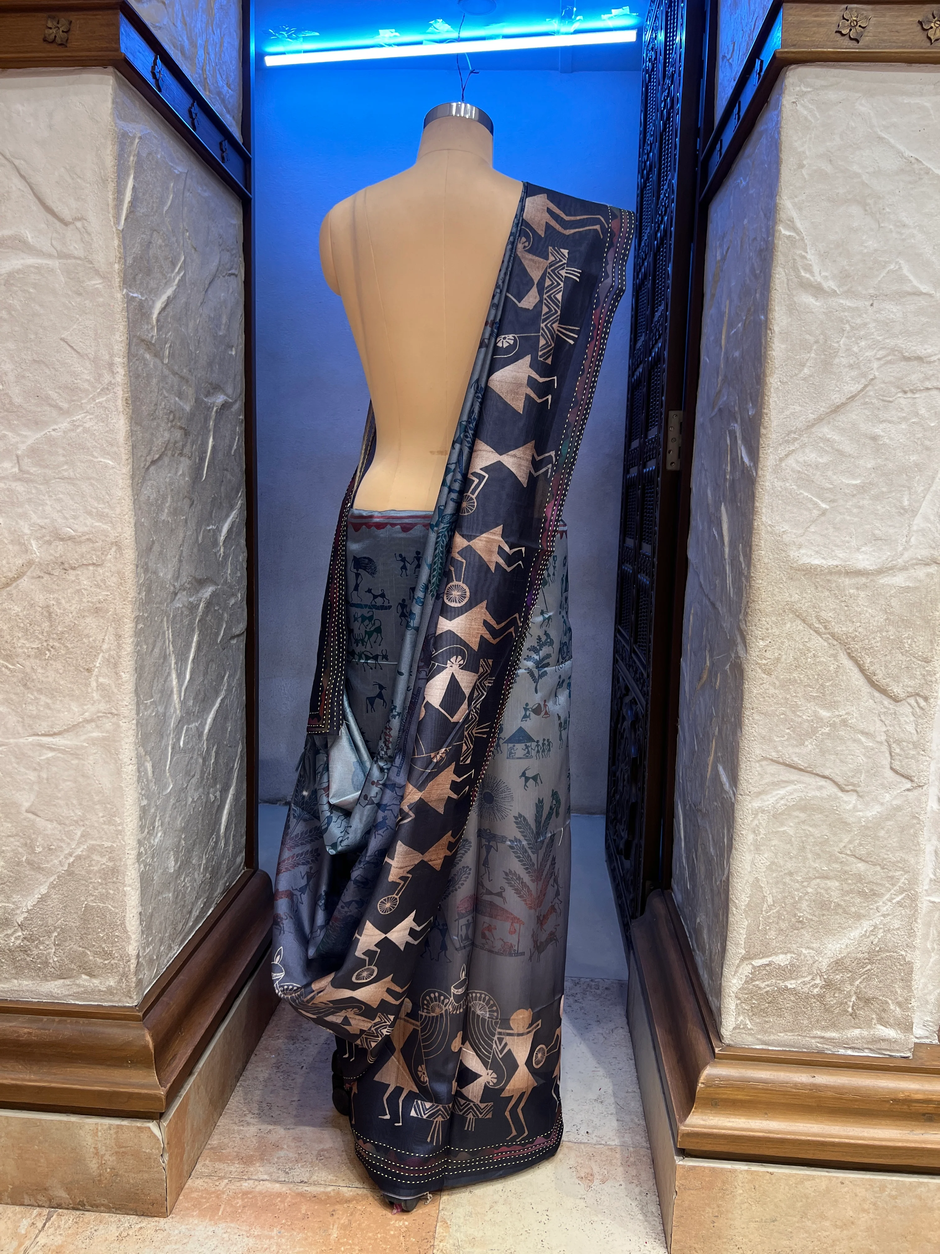 Charcoal Grey PV Cotton Khadi Saree with Traditional Warli Prints Unstitched Blouse - Image 6