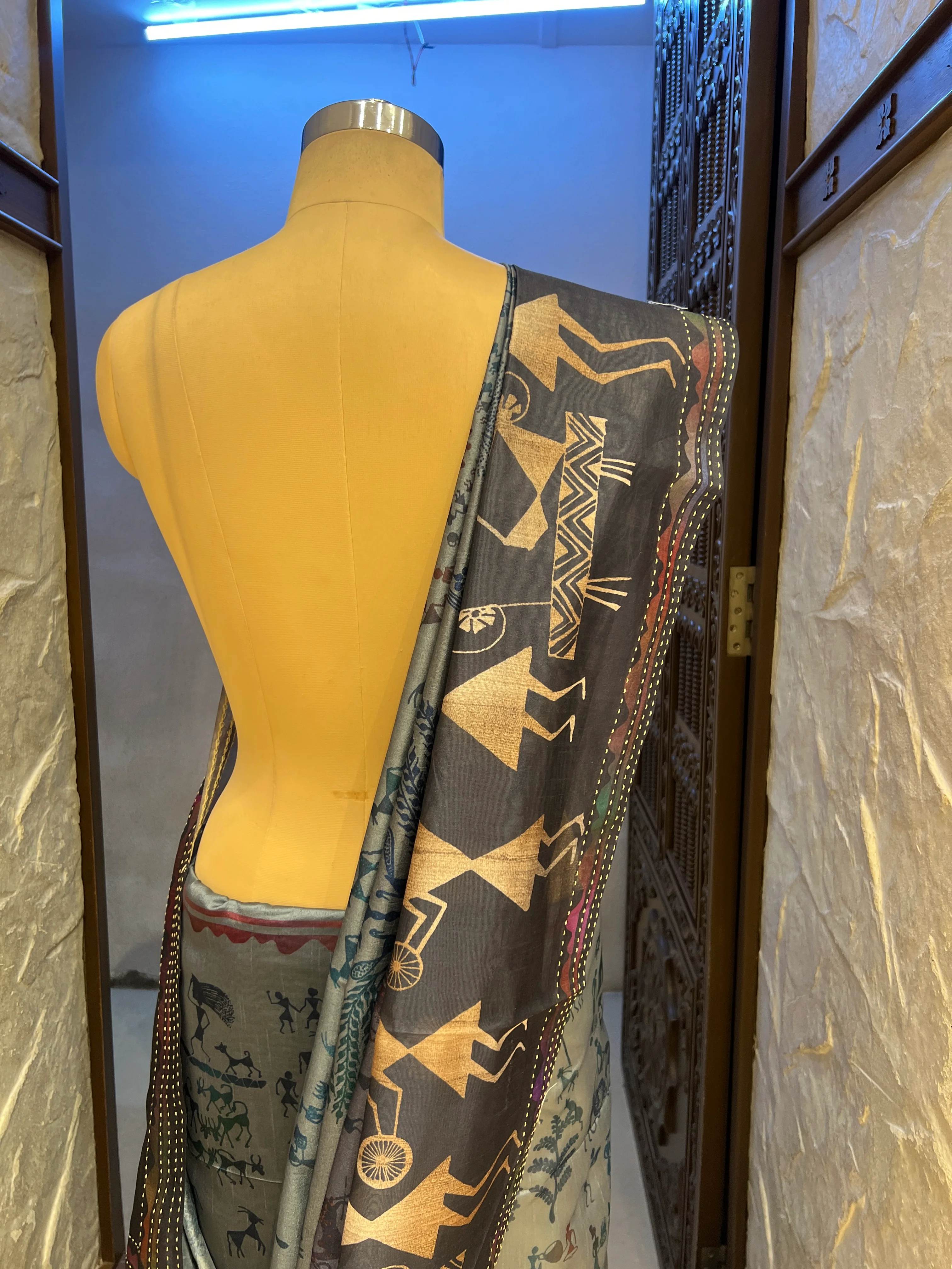 Charcoal Grey PV Cotton Khadi Saree with Traditional Warli Prints Unstitched Blouse - Image 7