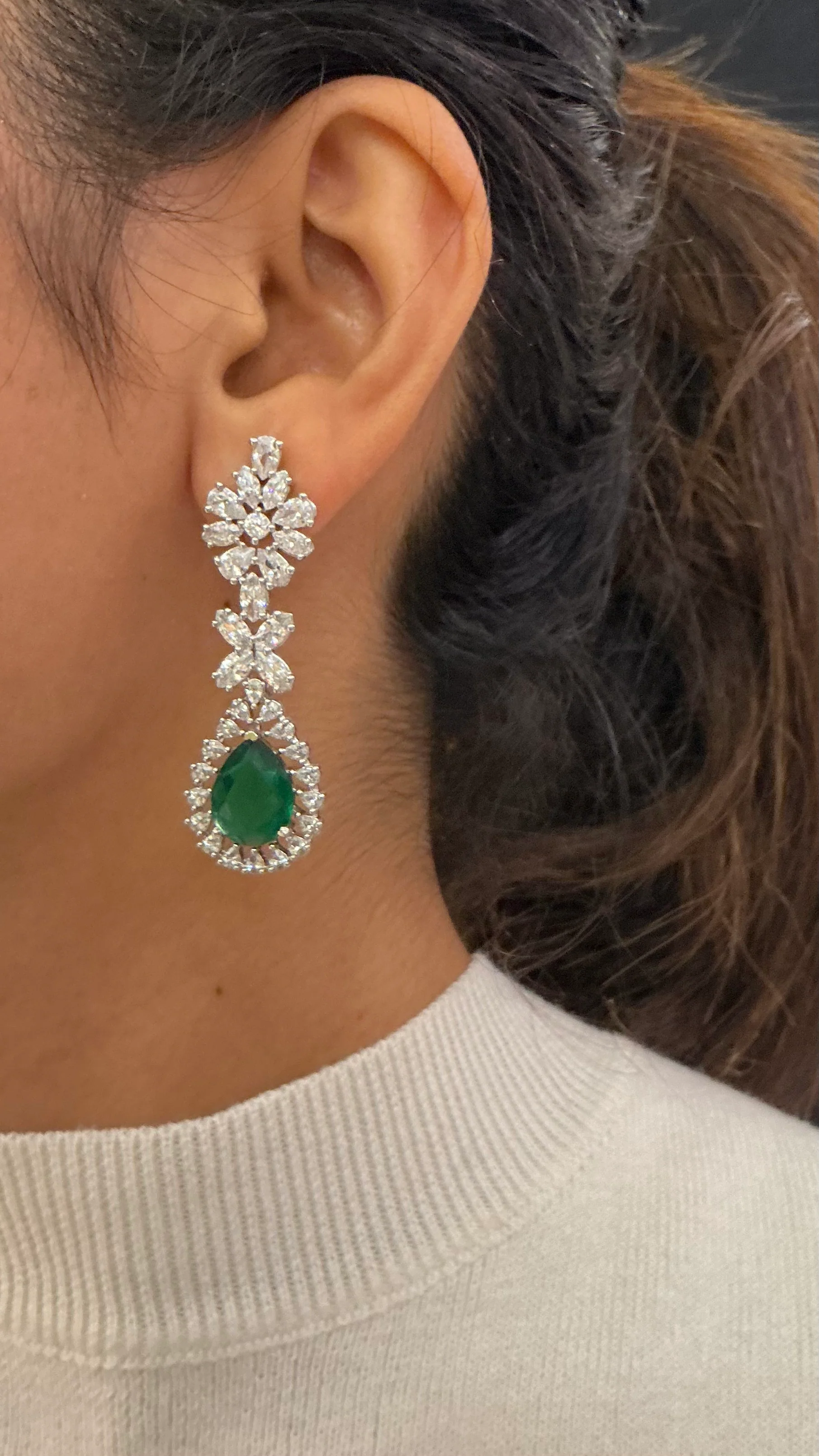 Luxury Emerald Green Teardrop Crystal Statement Necklace in Silver Finish - Image 2