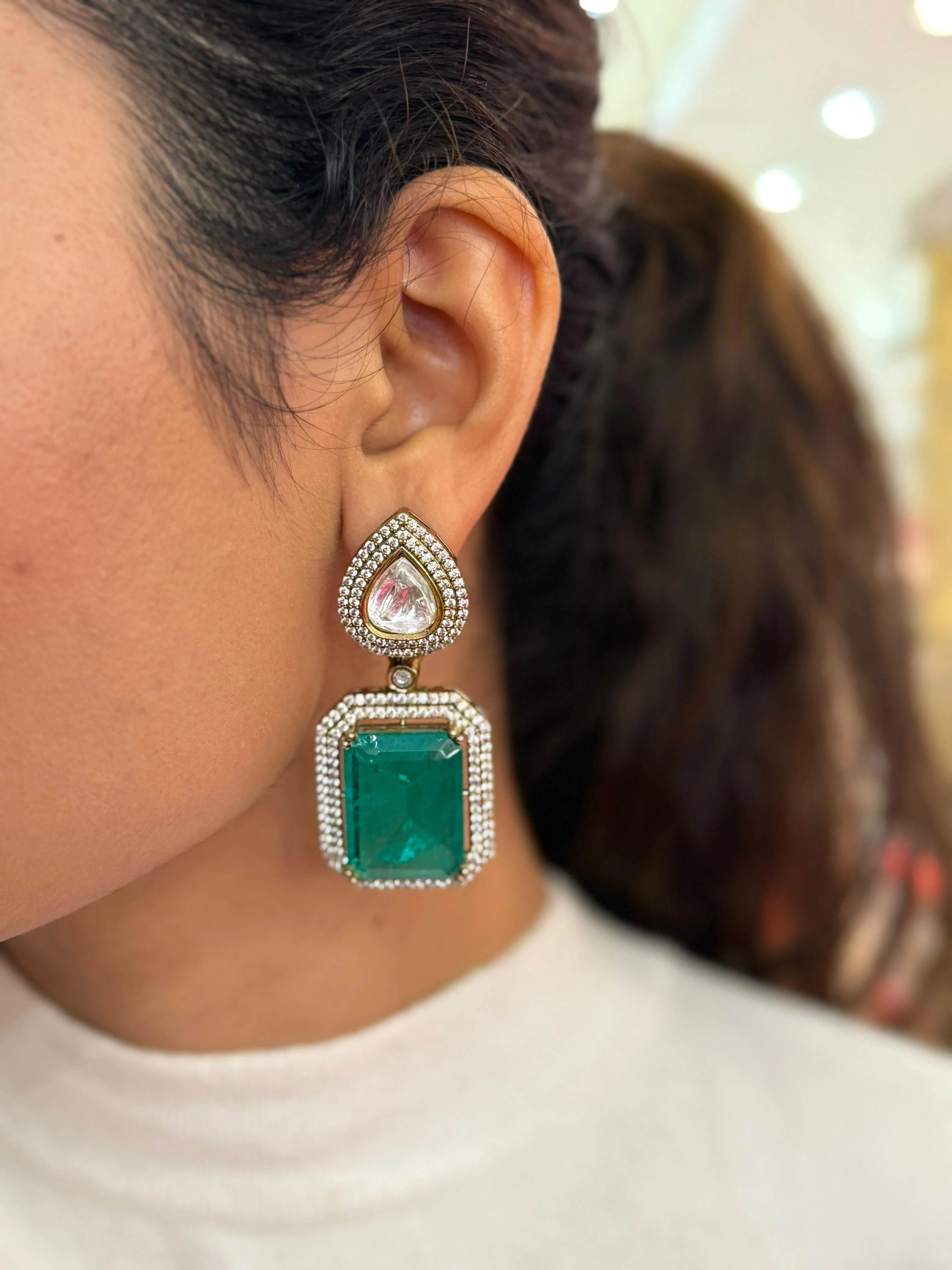 Majestic Emerald Statement Necklace with Diamond Accents - Image 2