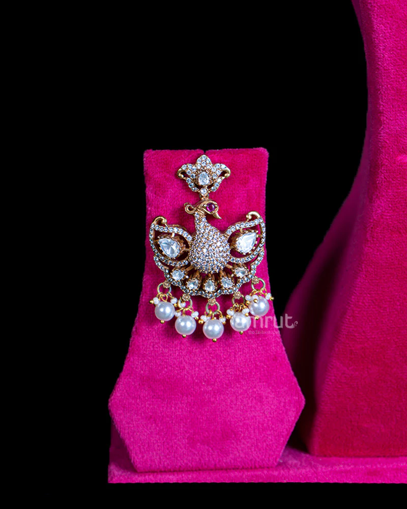 Peacock-Inspired Diamond and Emerald Pendant with Pearl Necklace and Earrings - Image 2