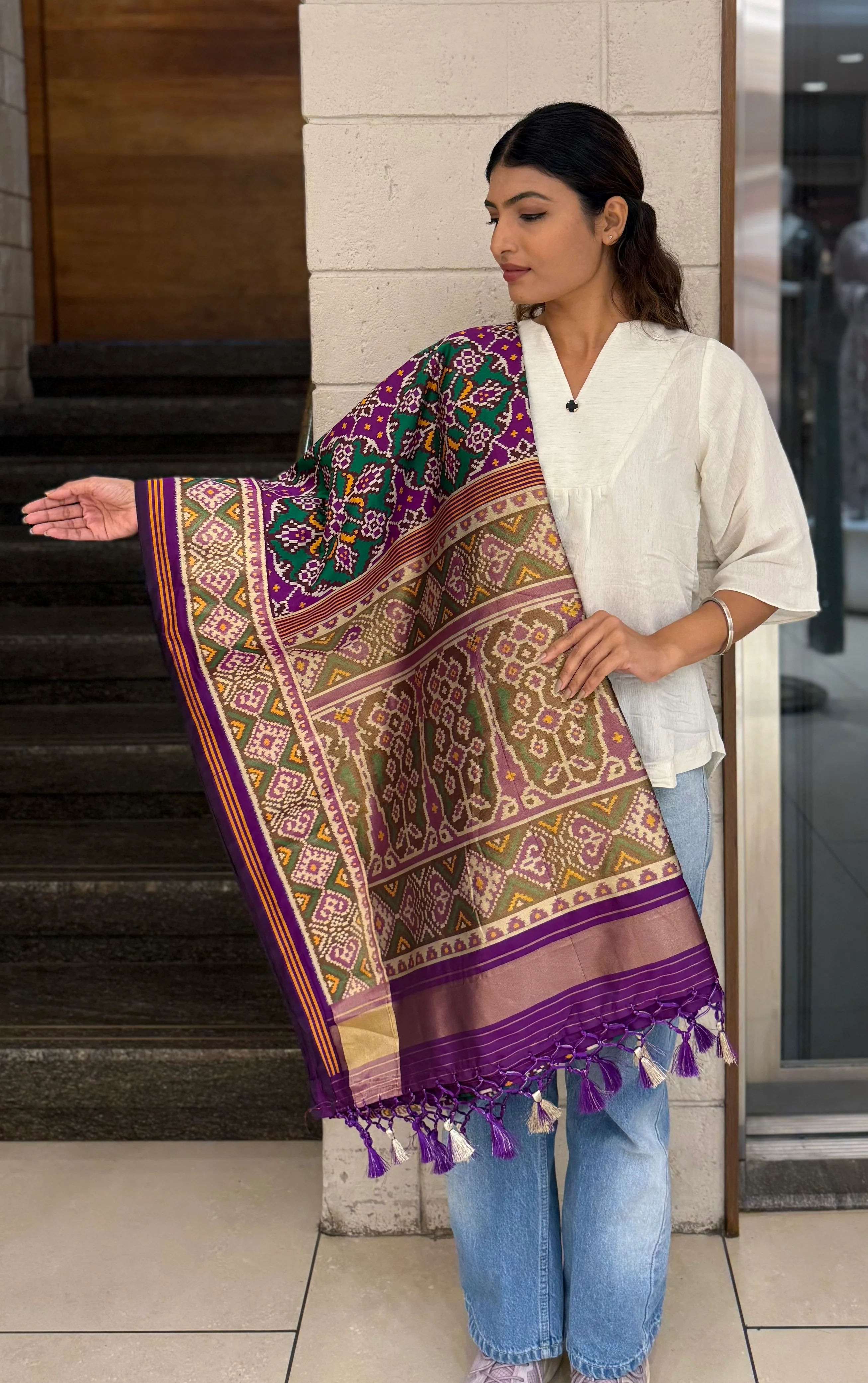 Purple Nari Phool Bhat Patola Saree – Traditional Double Ikat Inspired Weaving - Image 3