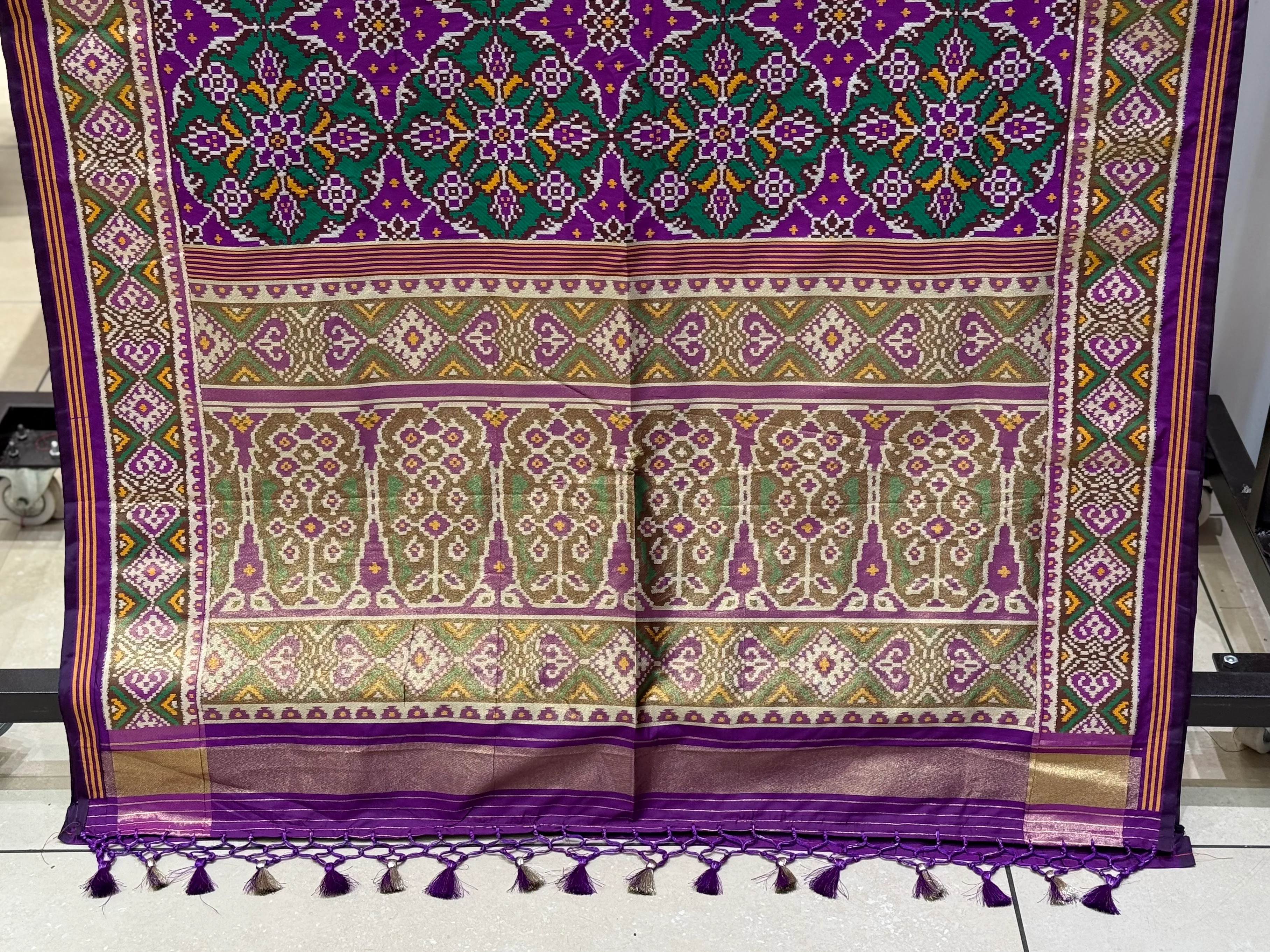 Purple Nari Phool Bhat Patola Saree – Traditional Double Ikat Inspired Weaving - Image 4
