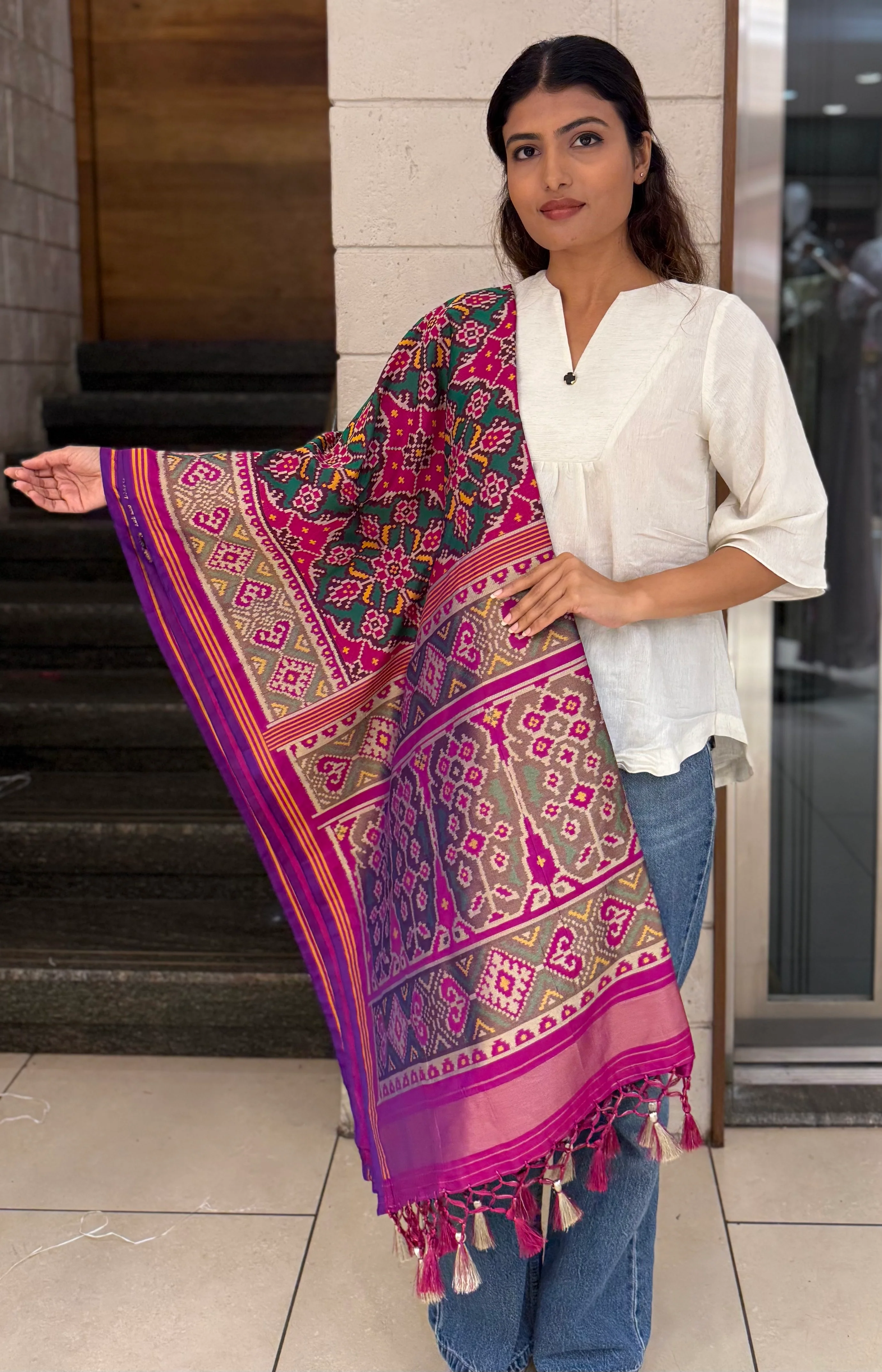 Rani Pink Nari Phool Bhat Patola Saree – Traditional Double Ikat Inspired Weaving - Image 3