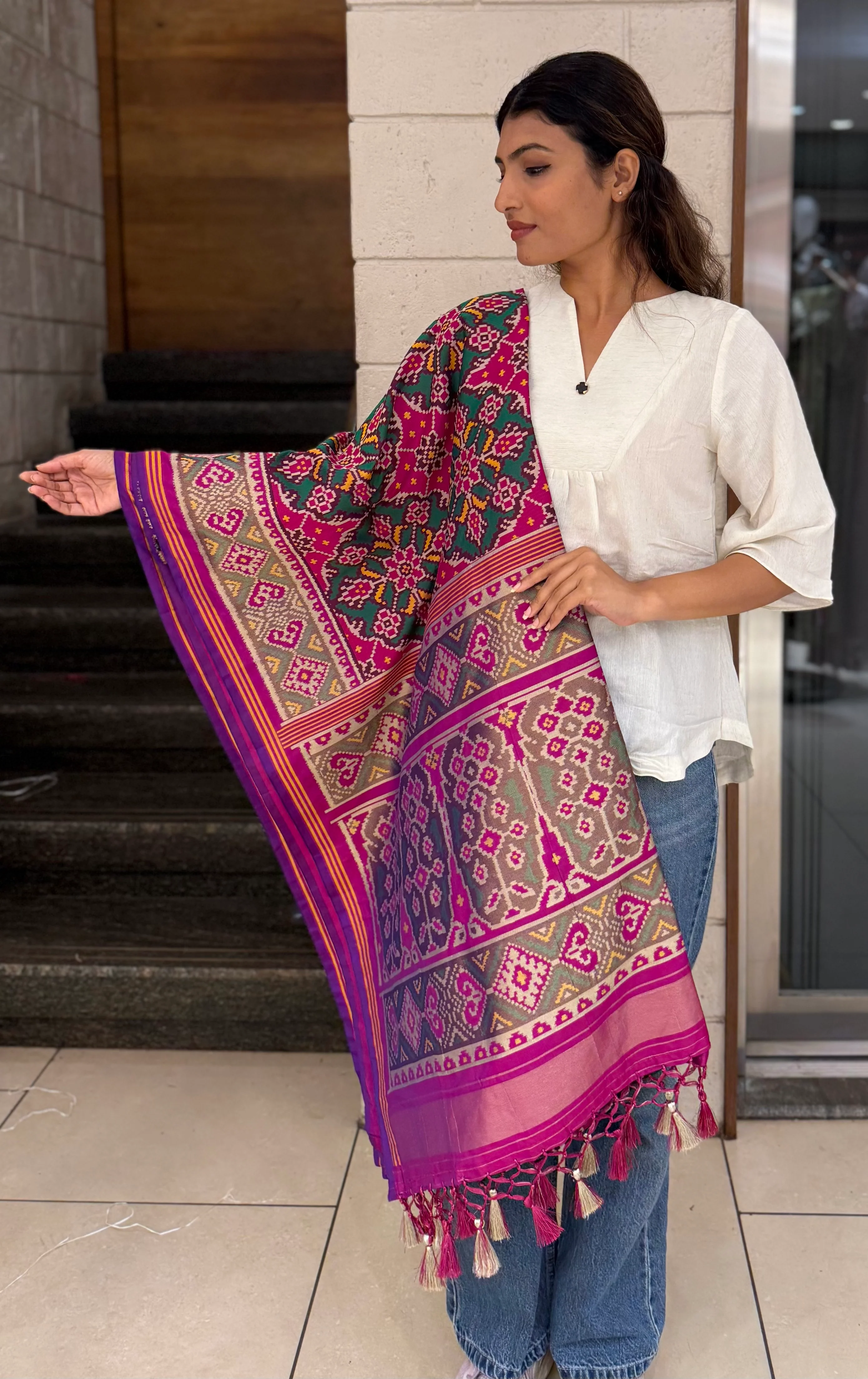Rani Pink Nari Phool Bhat Patola Saree – Traditional Double Ikat Inspired Weaving - Image 4