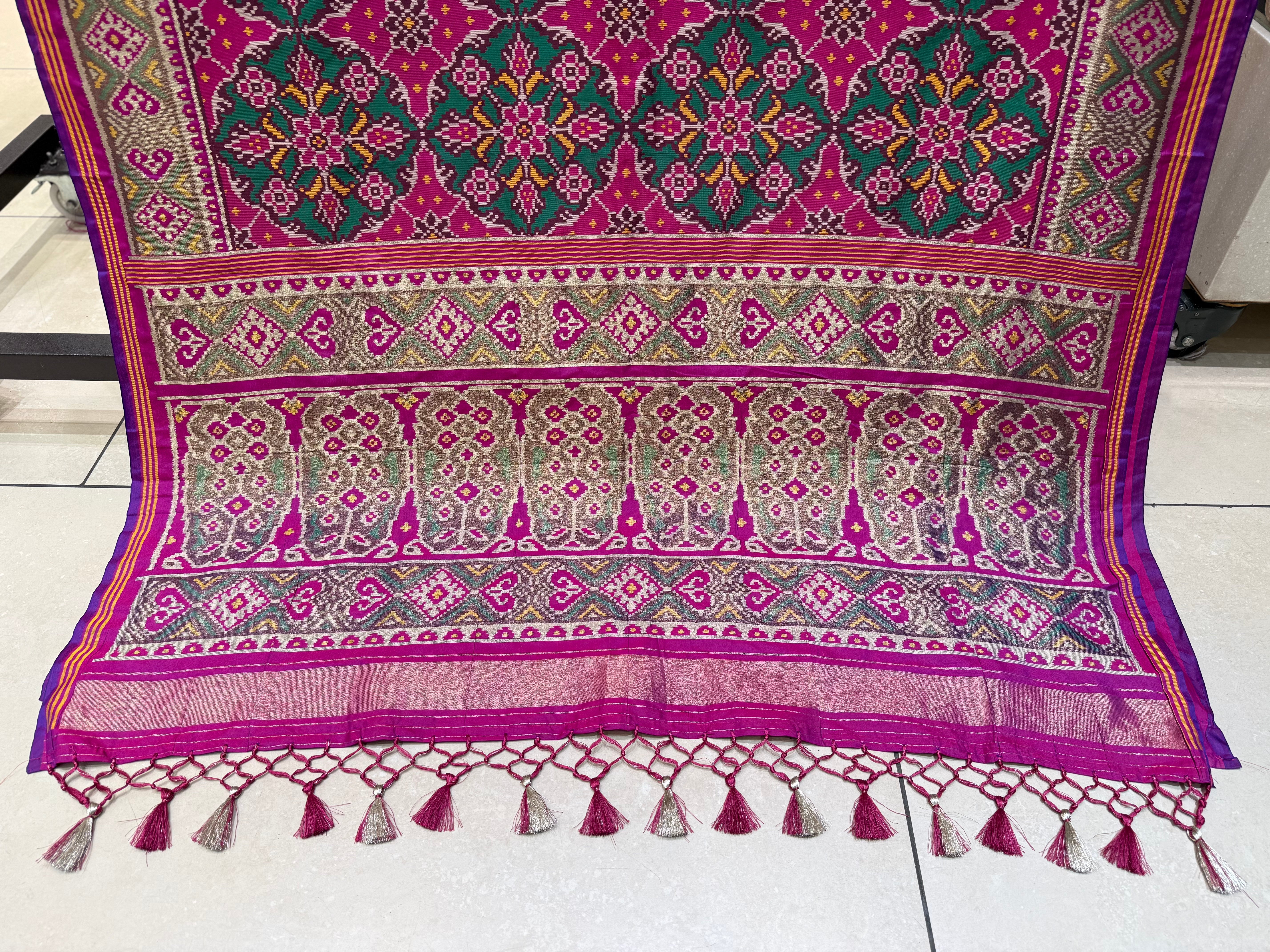 Rani Pink Nari Phool Bhat Patola Saree – Traditional Double Ikat Inspired Weaving - Image 5
