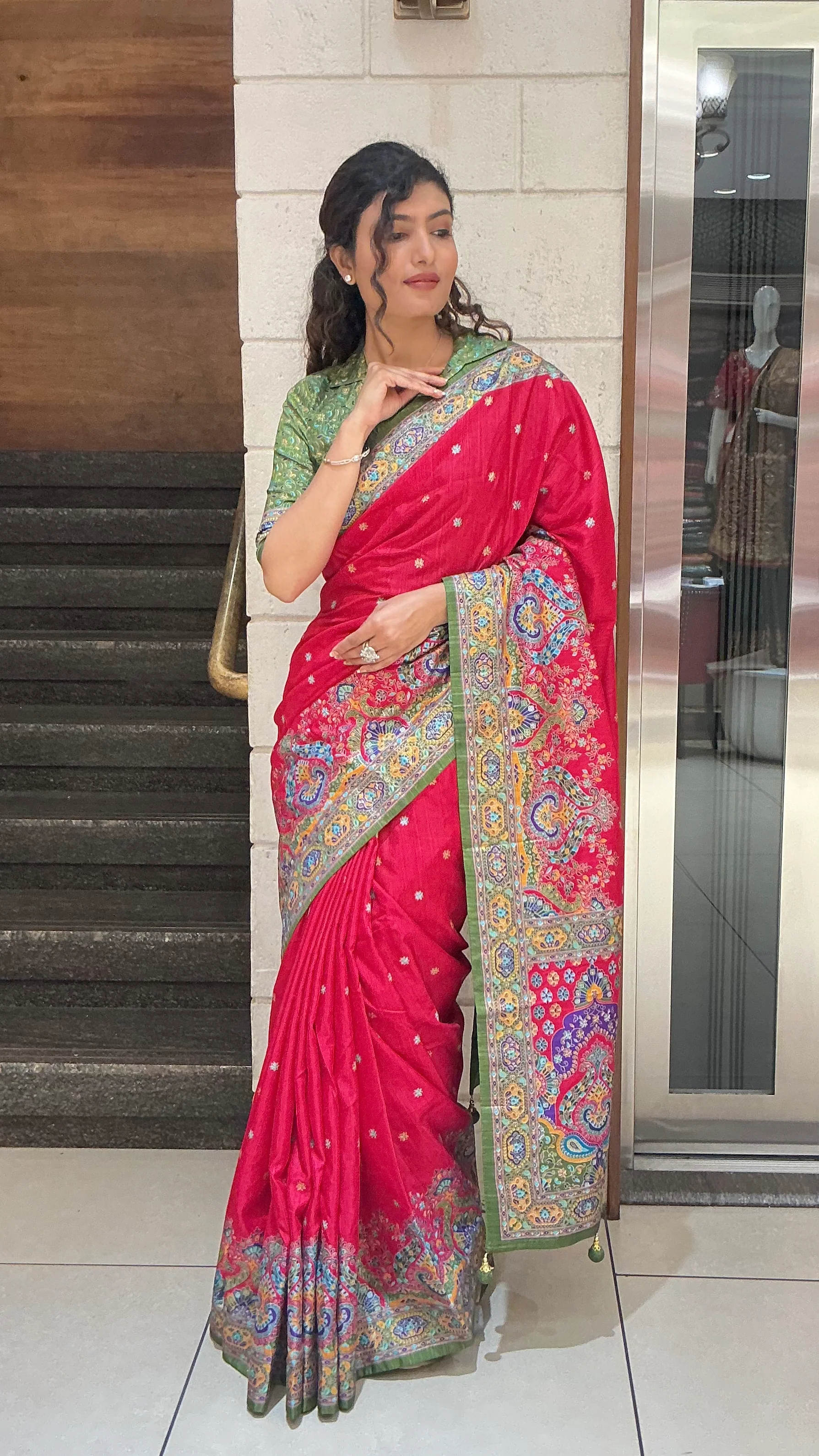 Red & Olive Green Heritage Paisley Printed Designer Saree - Image 3