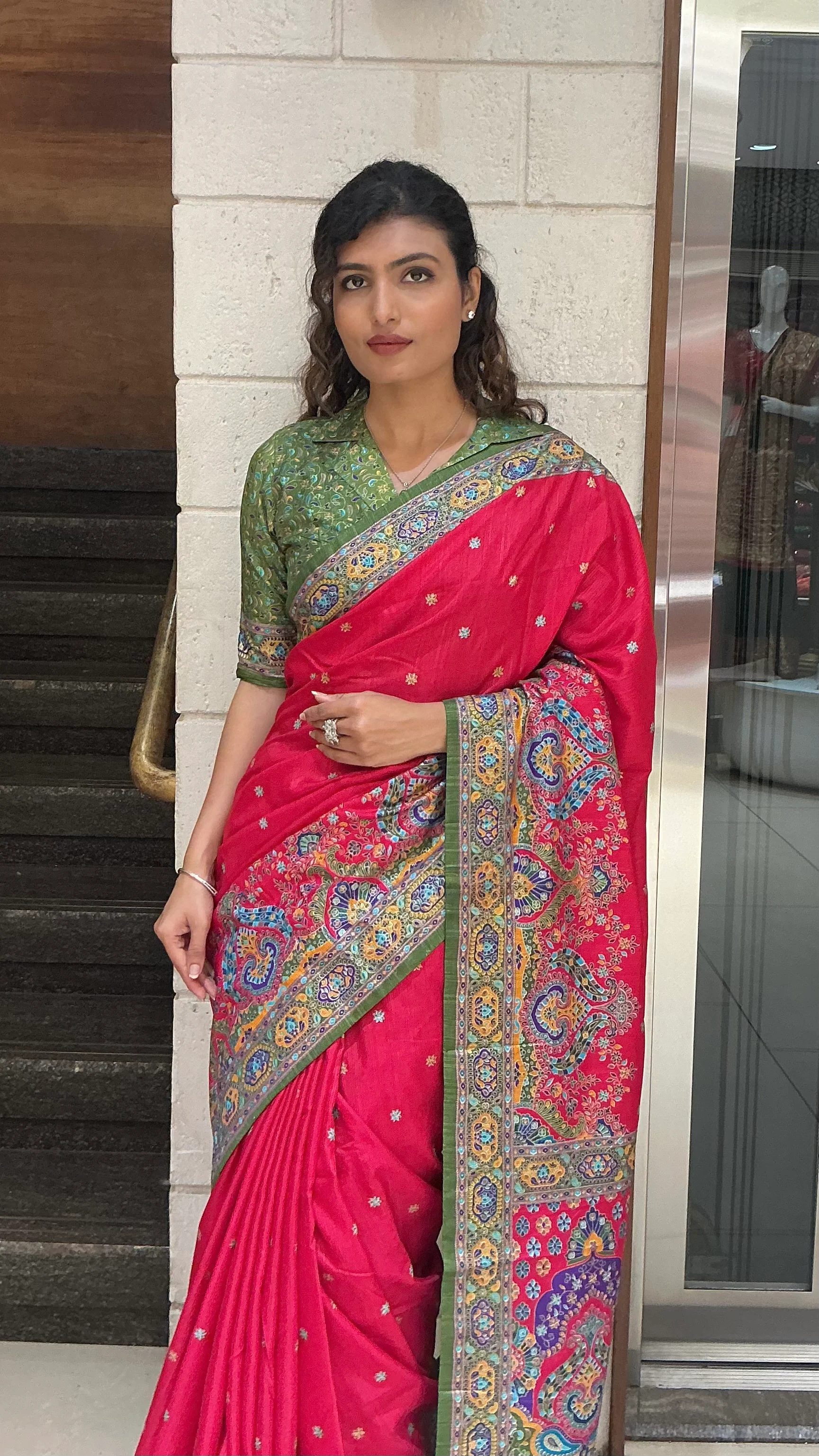 Red & Olive Green Heritage Paisley Printed Designer Saree - Image 5