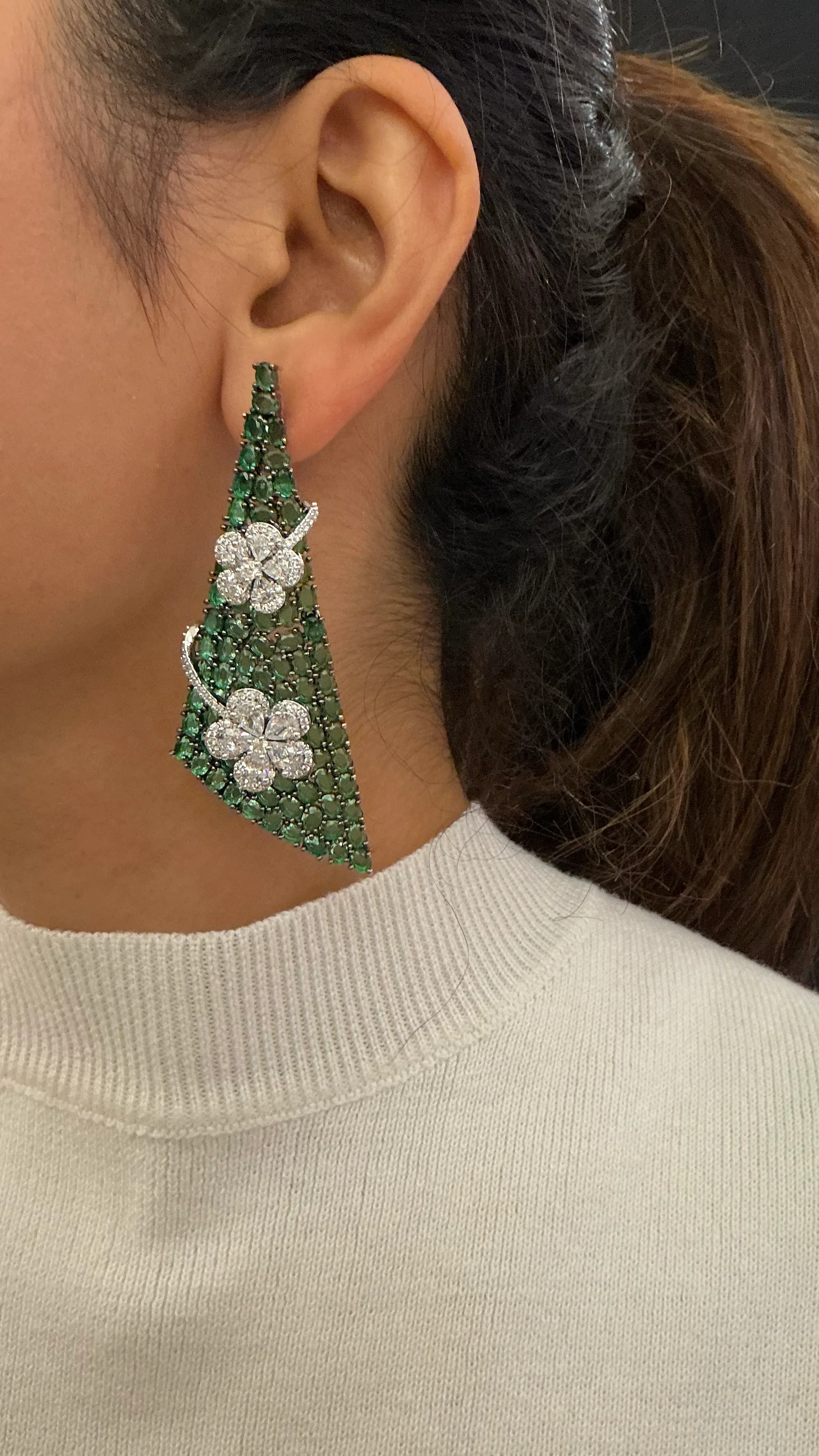 Royal Emerald Green Beaded Choker Necklace with Floral Diamond Motifs – Luxury Statement Collar - Image 2