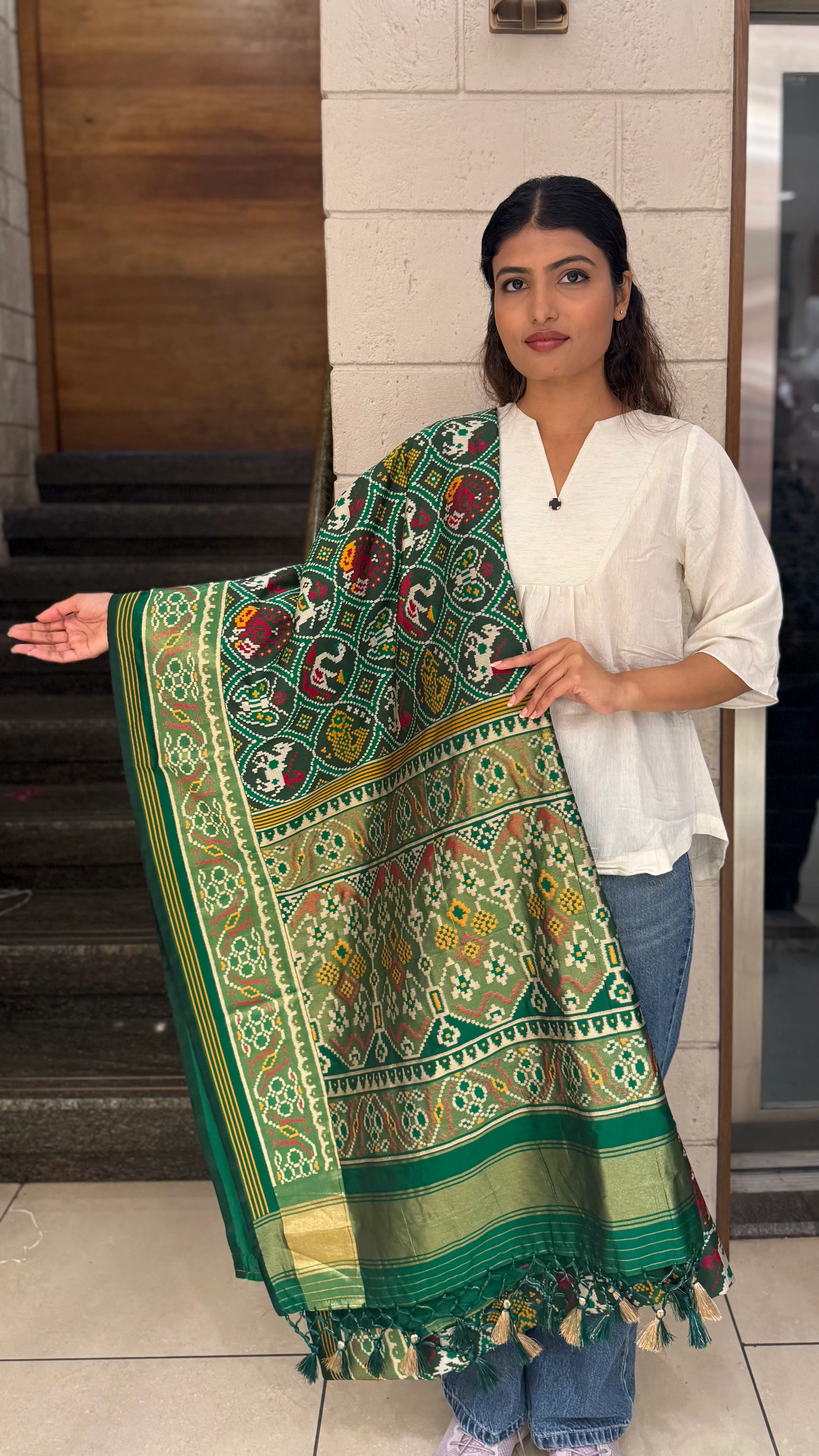 Royal Green Kunjar Bhat Patola Saree – Chowkdi Layout Inspired Double Ikat Weaving - Image 2