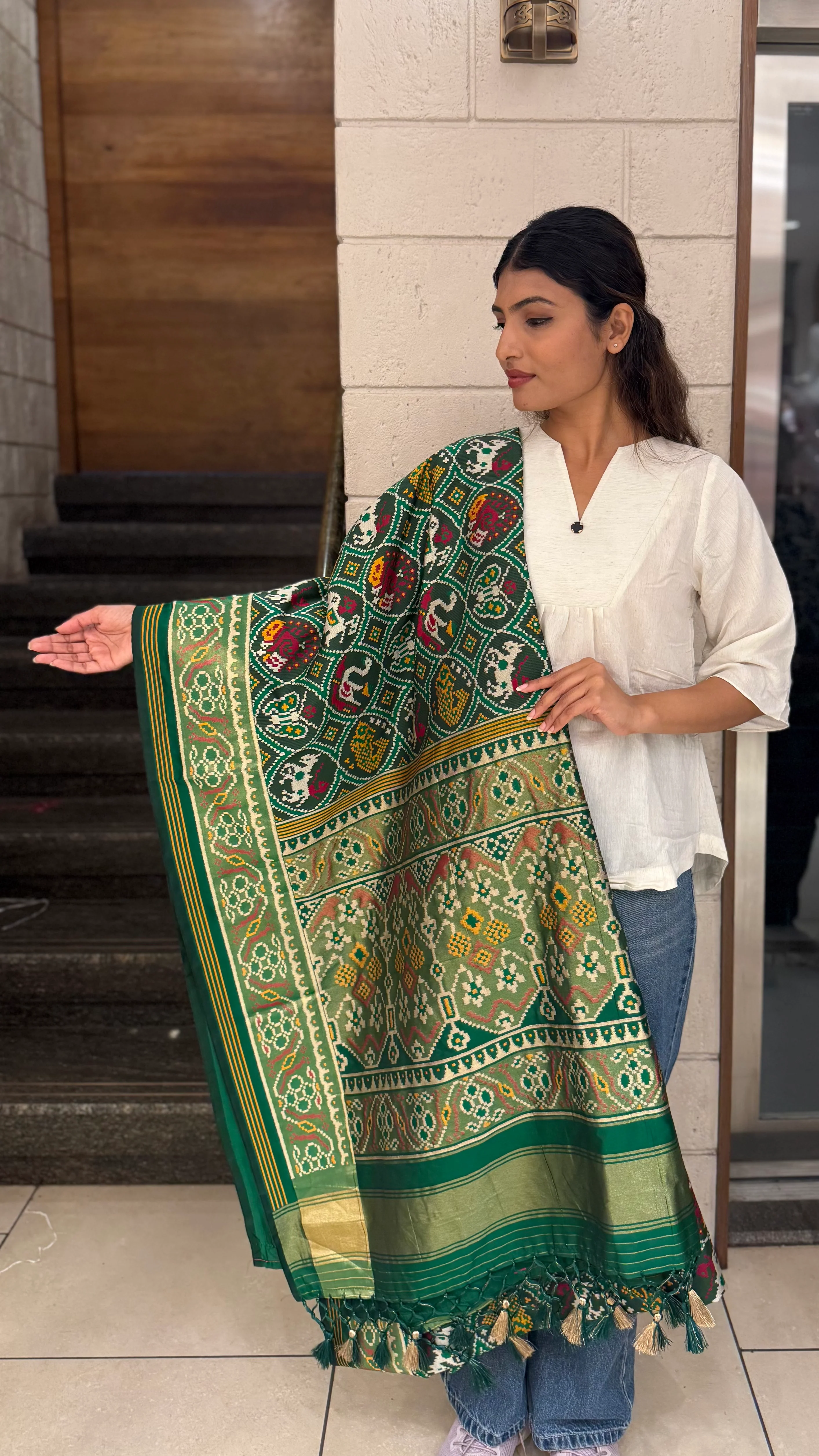 Royal Green Kunjar Bhat Patola Saree – Chowkdi Layout Inspired Double Ikat Weaving - Image 3