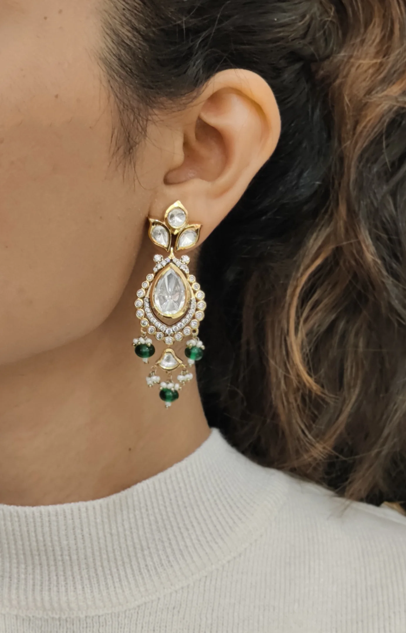Royal Green & White Kundan Bridal Jewellery Set – Necklace, Earrings & Maang Tikka with Pearl Drops - Image 3