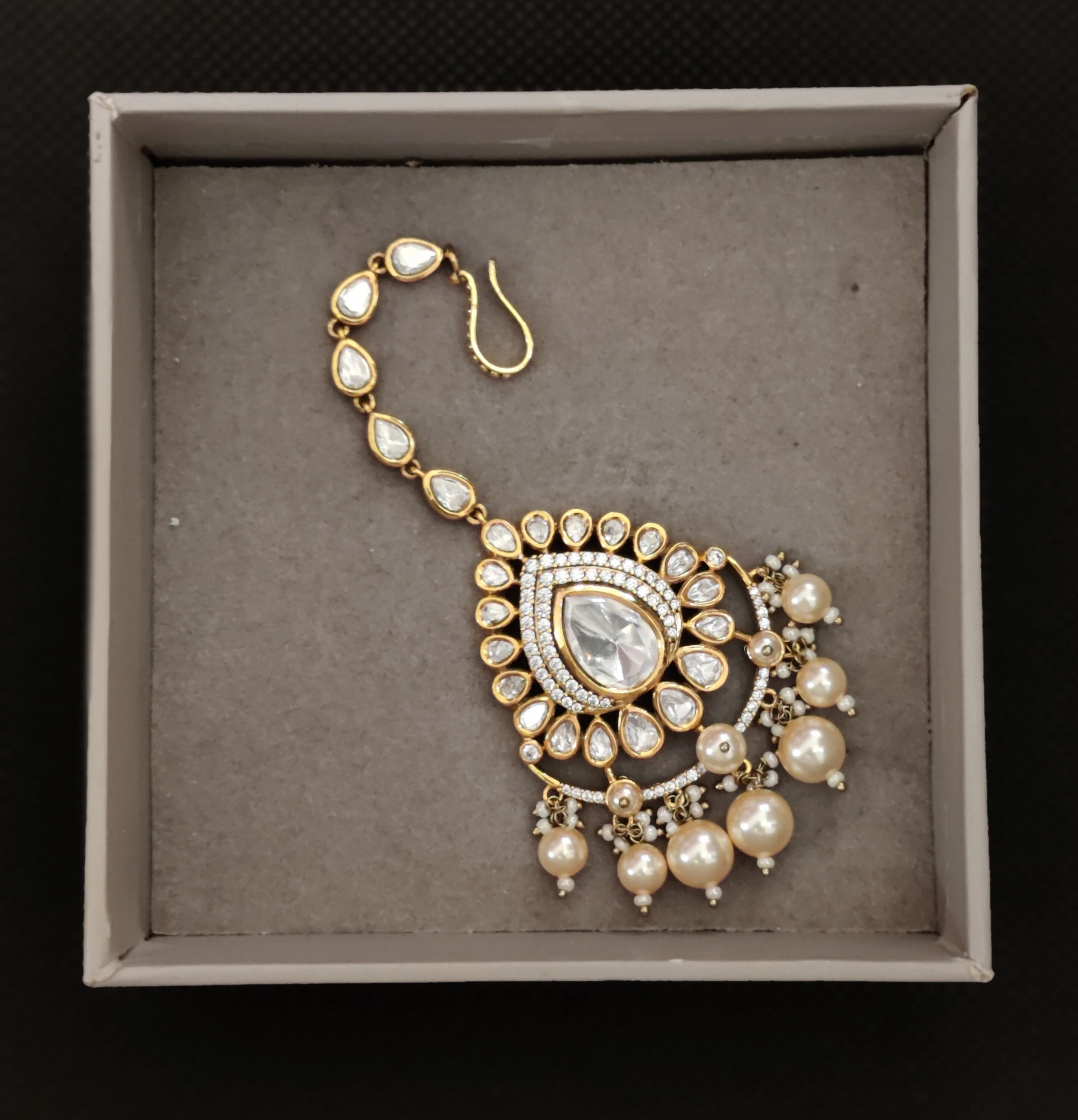 Royal Kundan Bridal Jewellery Set with Pearls – Necklace, Earrings & Maang Tikka - Image 3
