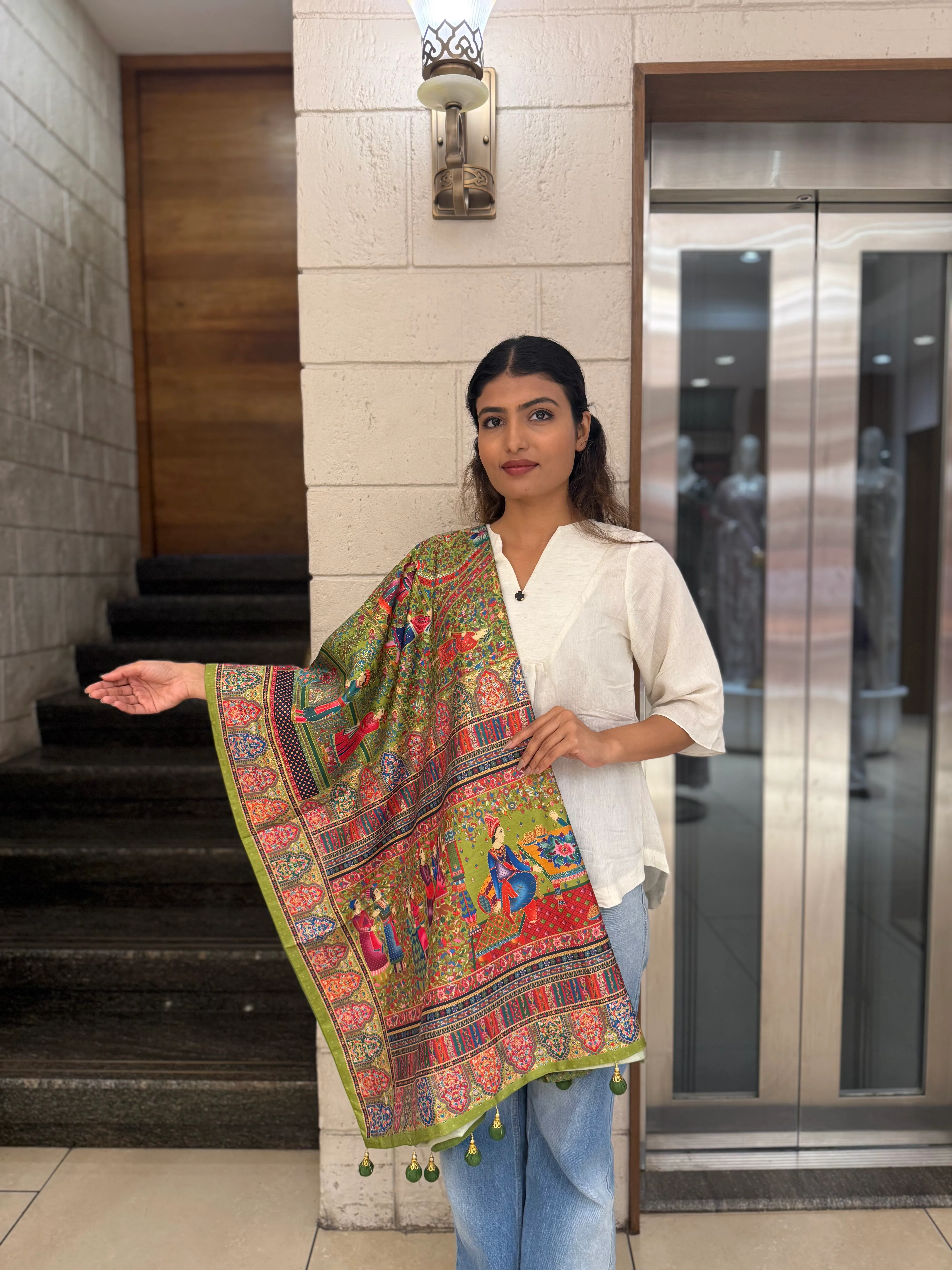 Royal Darbar Scene Patola Inspired Silk Saree with Traditional Heritage Weaving - Image 14