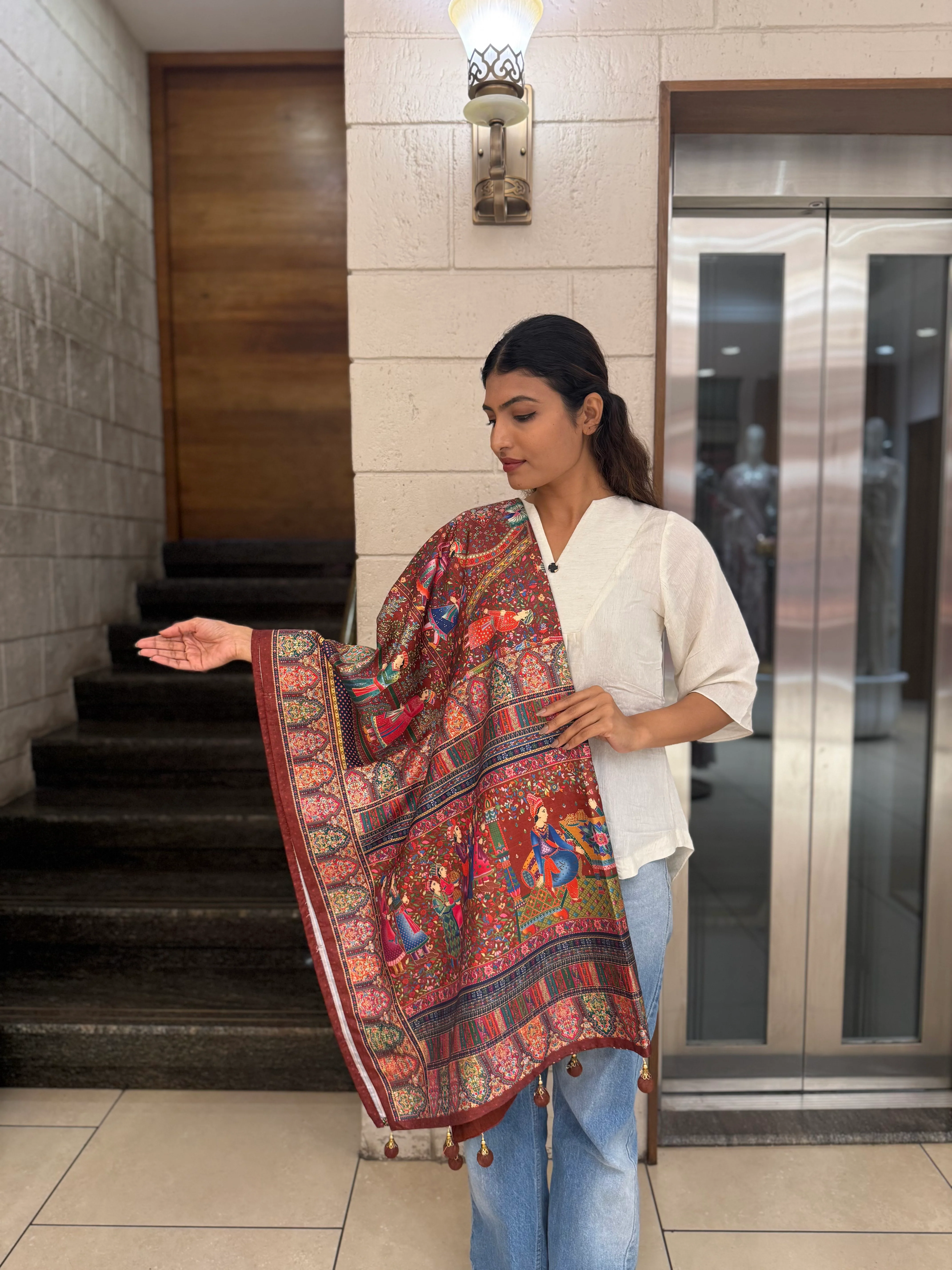 Royal Darbar Scene Patola Inspired Silk Saree with Traditional Heritage Weaving - Image 42
