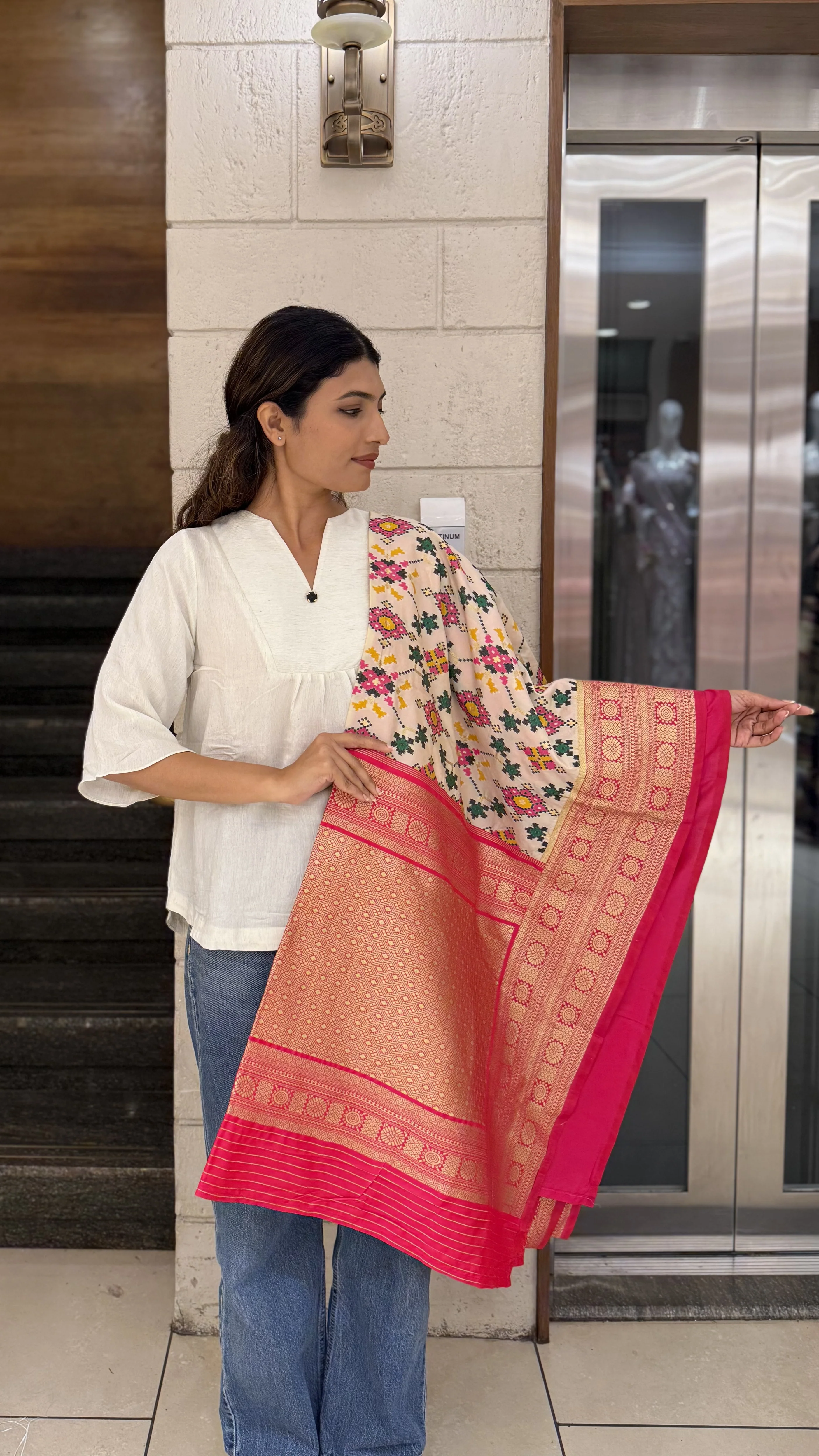Royal Pink Chowkdi Bhat Patola Saree with Phool Motifs – Double Ikat Inspired Weaving - Image 3